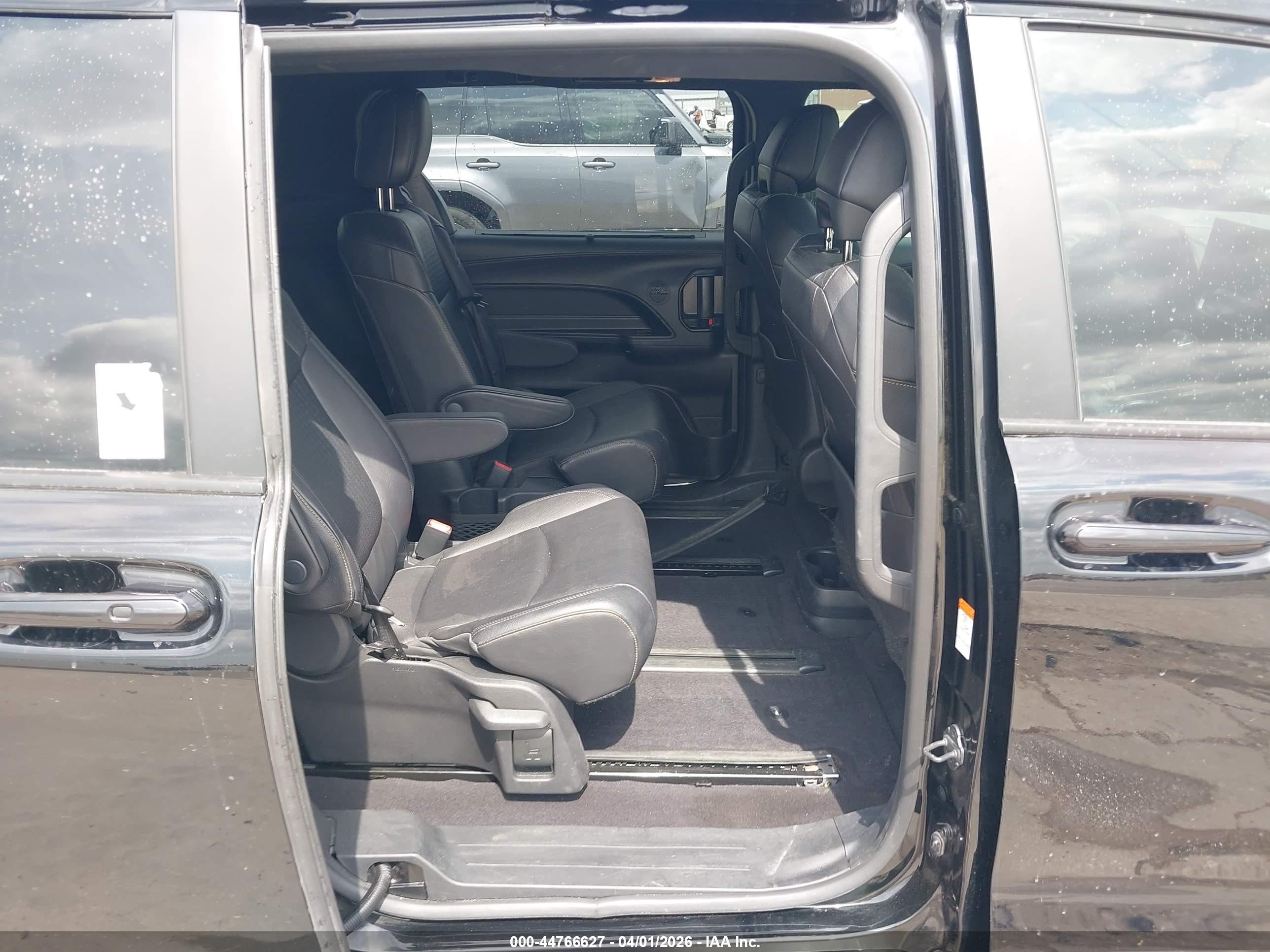 2025 Toyota Sienna Woodland Edition Черный vin: 5TDCSKFC0SS193822