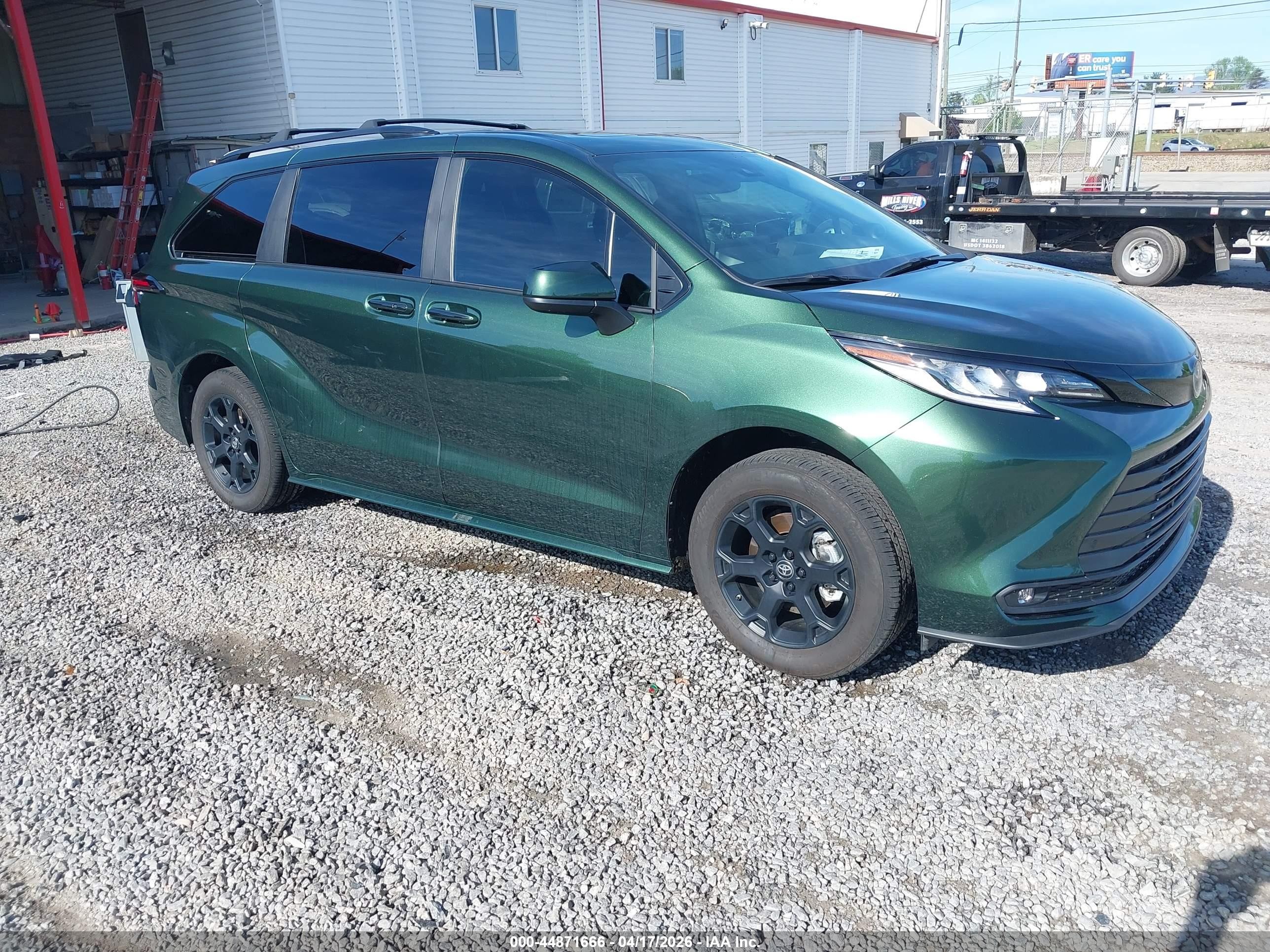 2025 Toyota Sienna Woodland Edition Green vin: 5TDCSKFC1SS191061