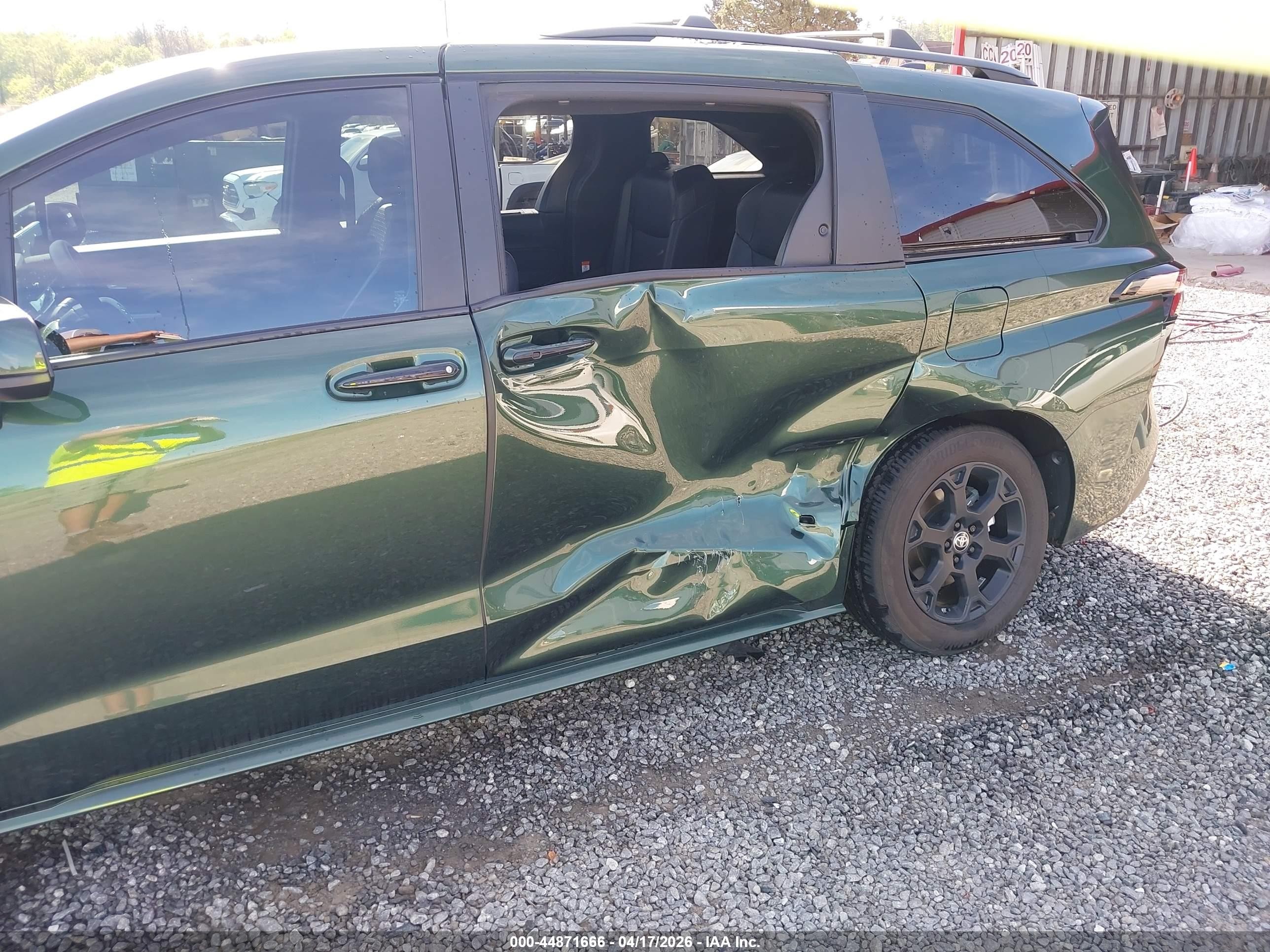 2025 Toyota Sienna Woodland Edition Green vin: 5TDCSKFC1SS191061