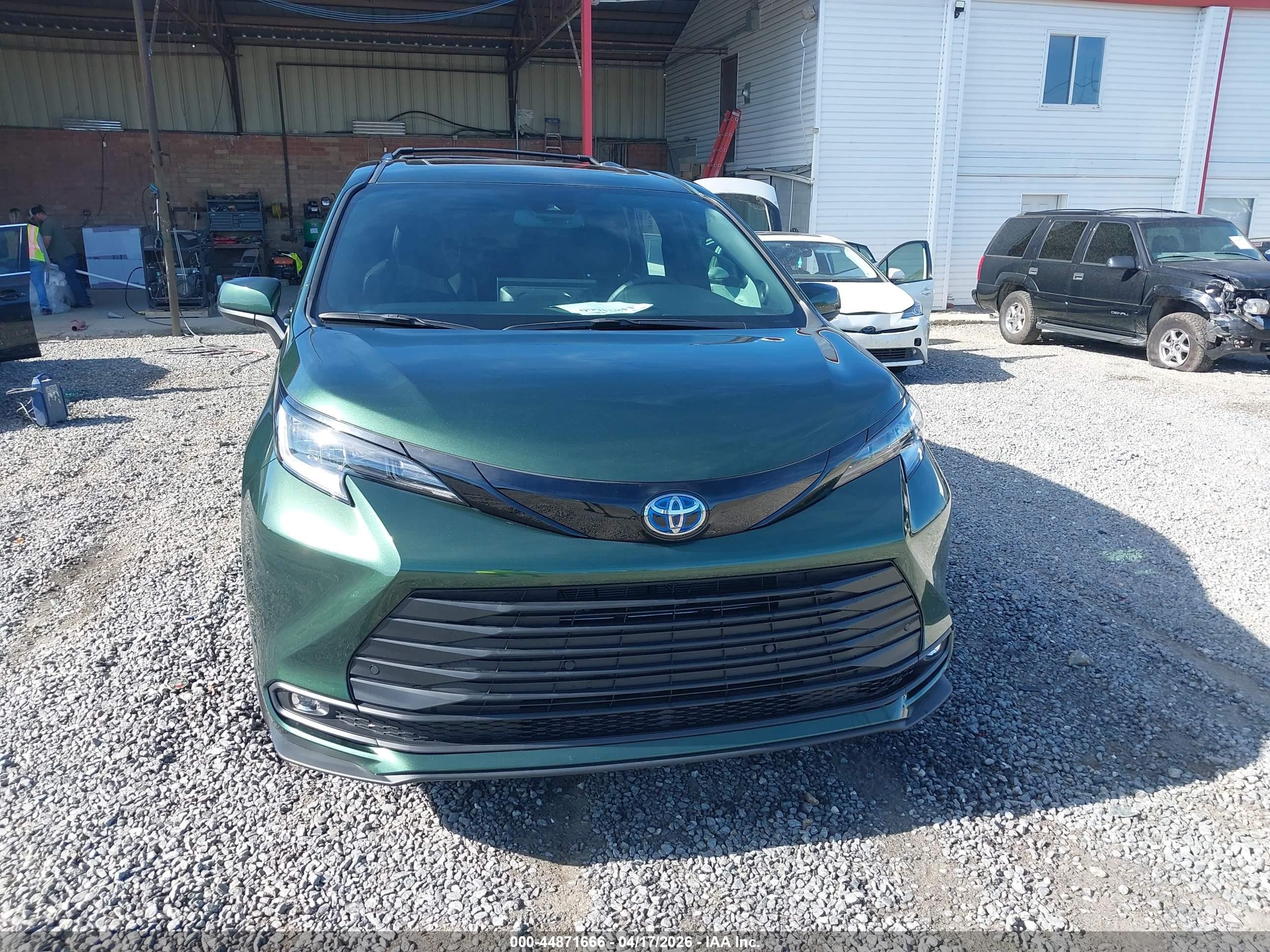 2025 Toyota Sienna Woodland Edition Green vin: 5TDCSKFC1SS191061
