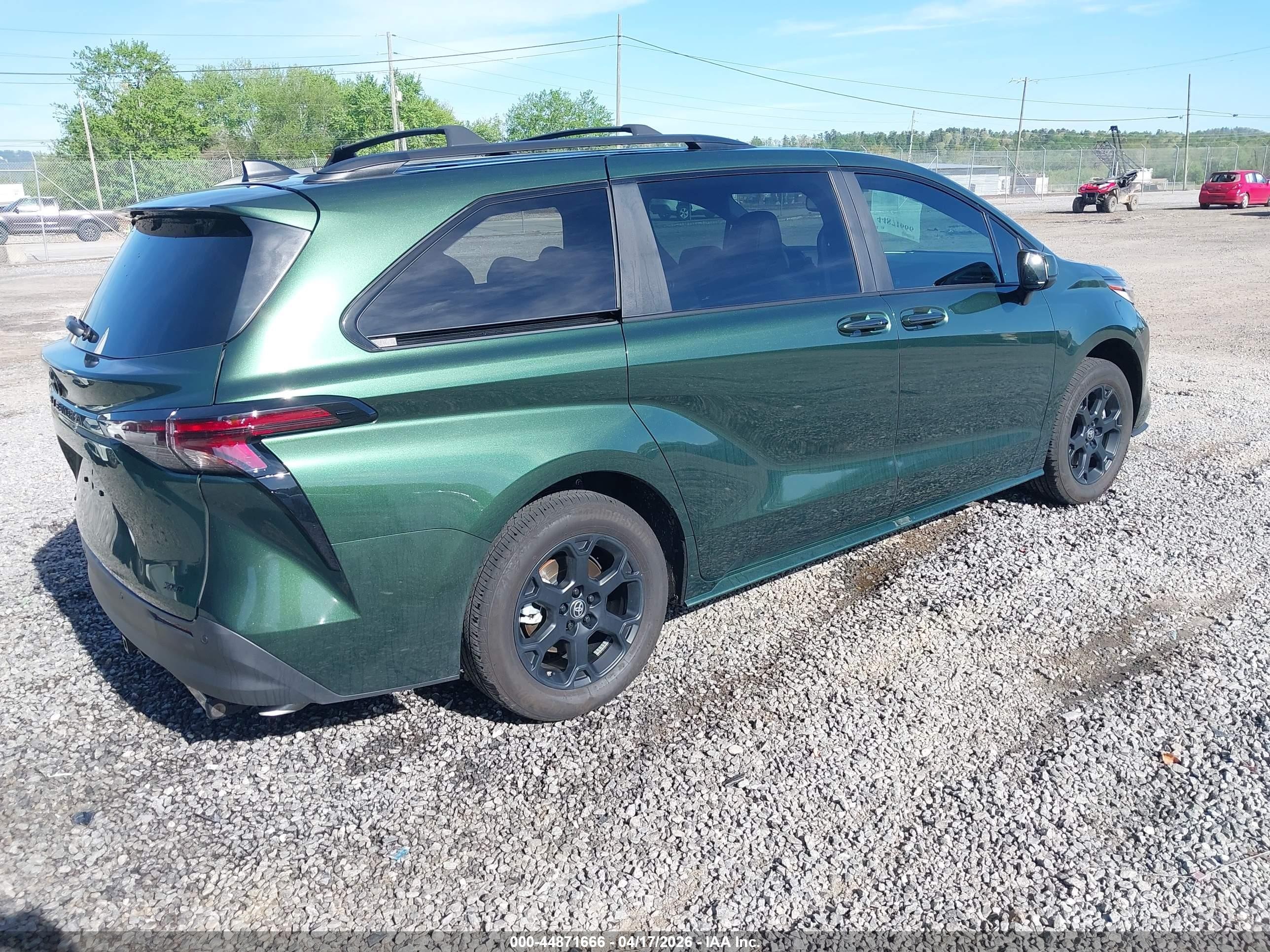 2025 Toyota Sienna Woodland Edition Green vin: 5TDCSKFC1SS191061