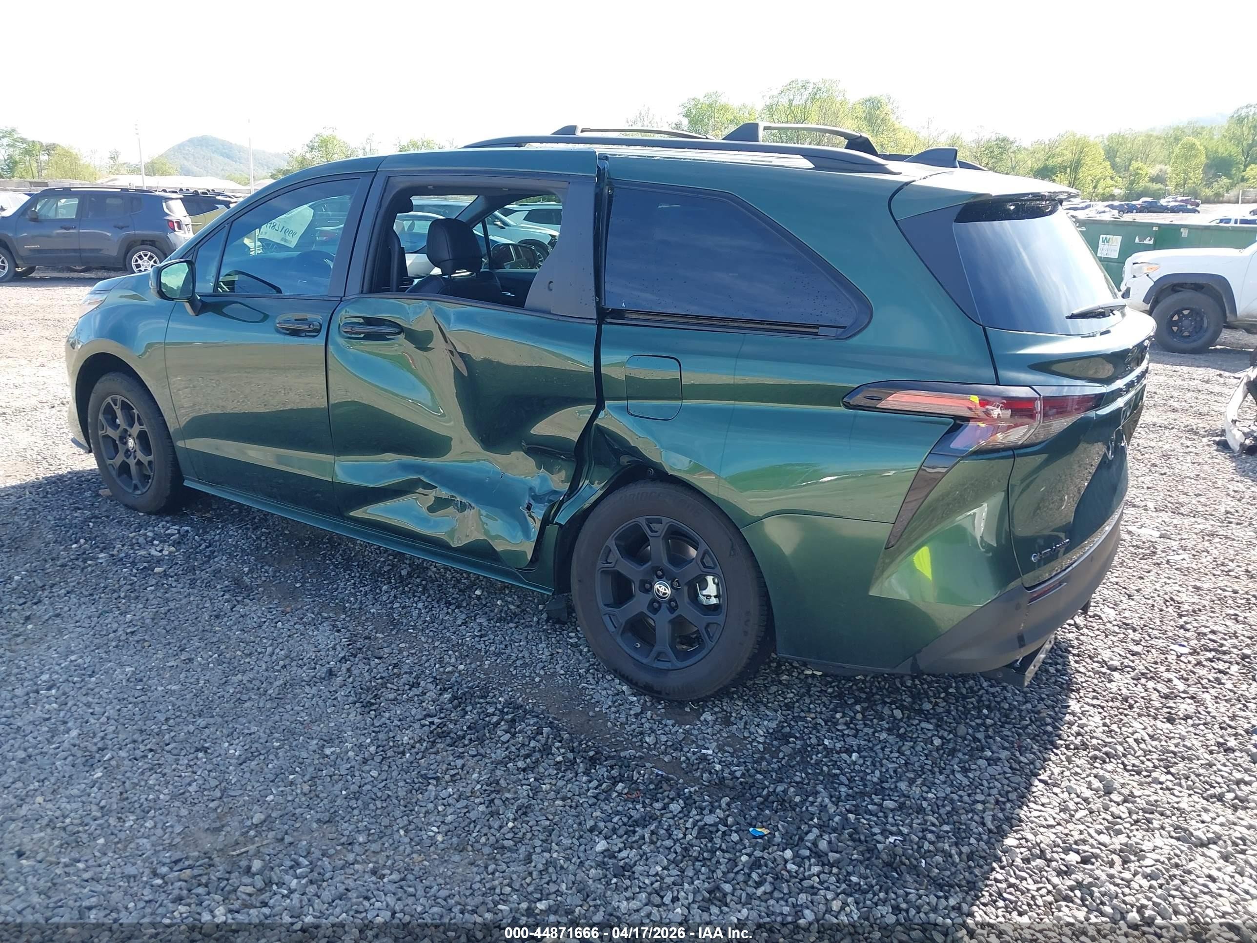 2025 Toyota Sienna Woodland Edition Green vin: 5TDCSKFC1SS191061