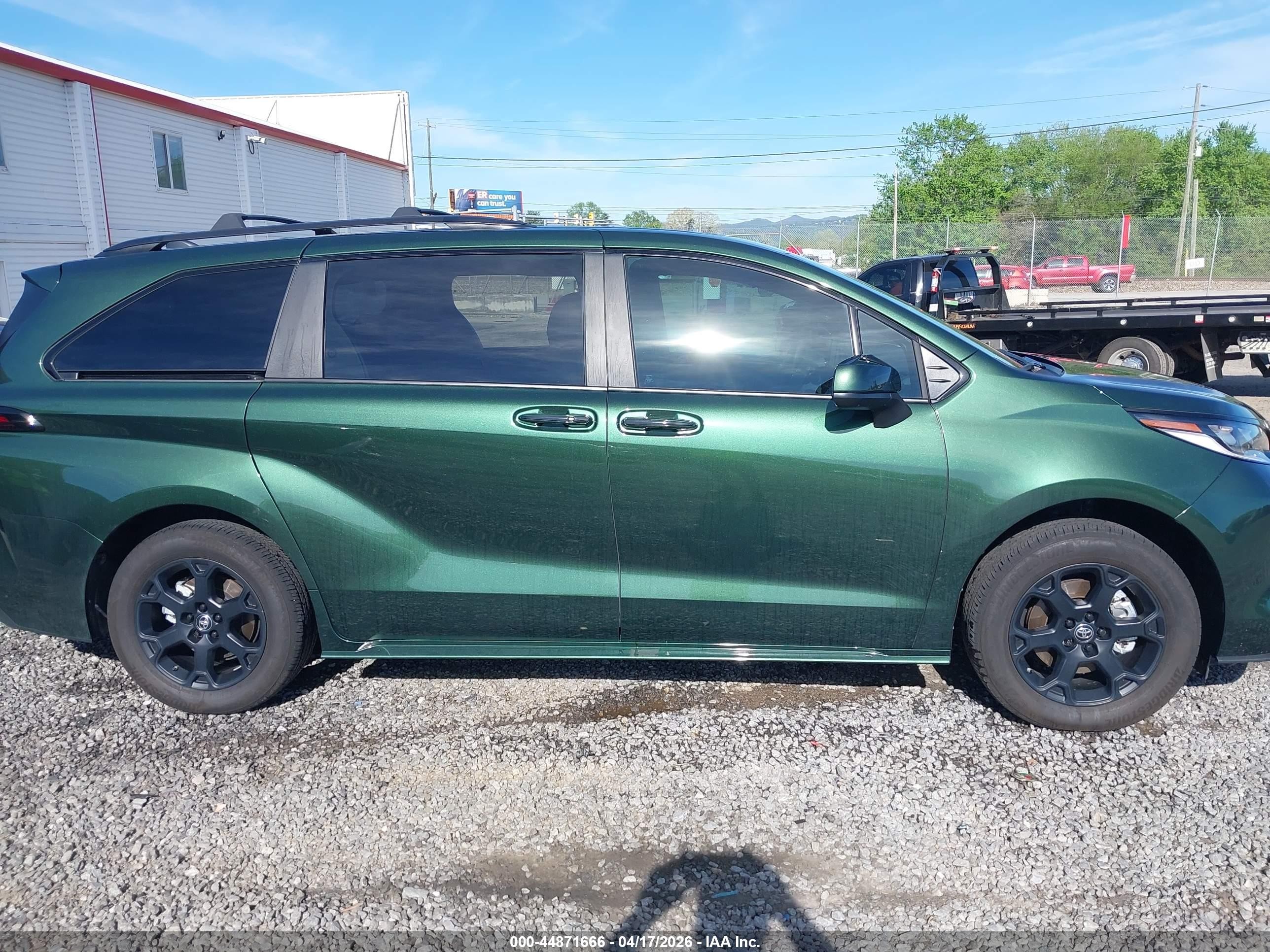 2025 Toyota Sienna Woodland Edition Green vin: 5TDCSKFC1SS191061
