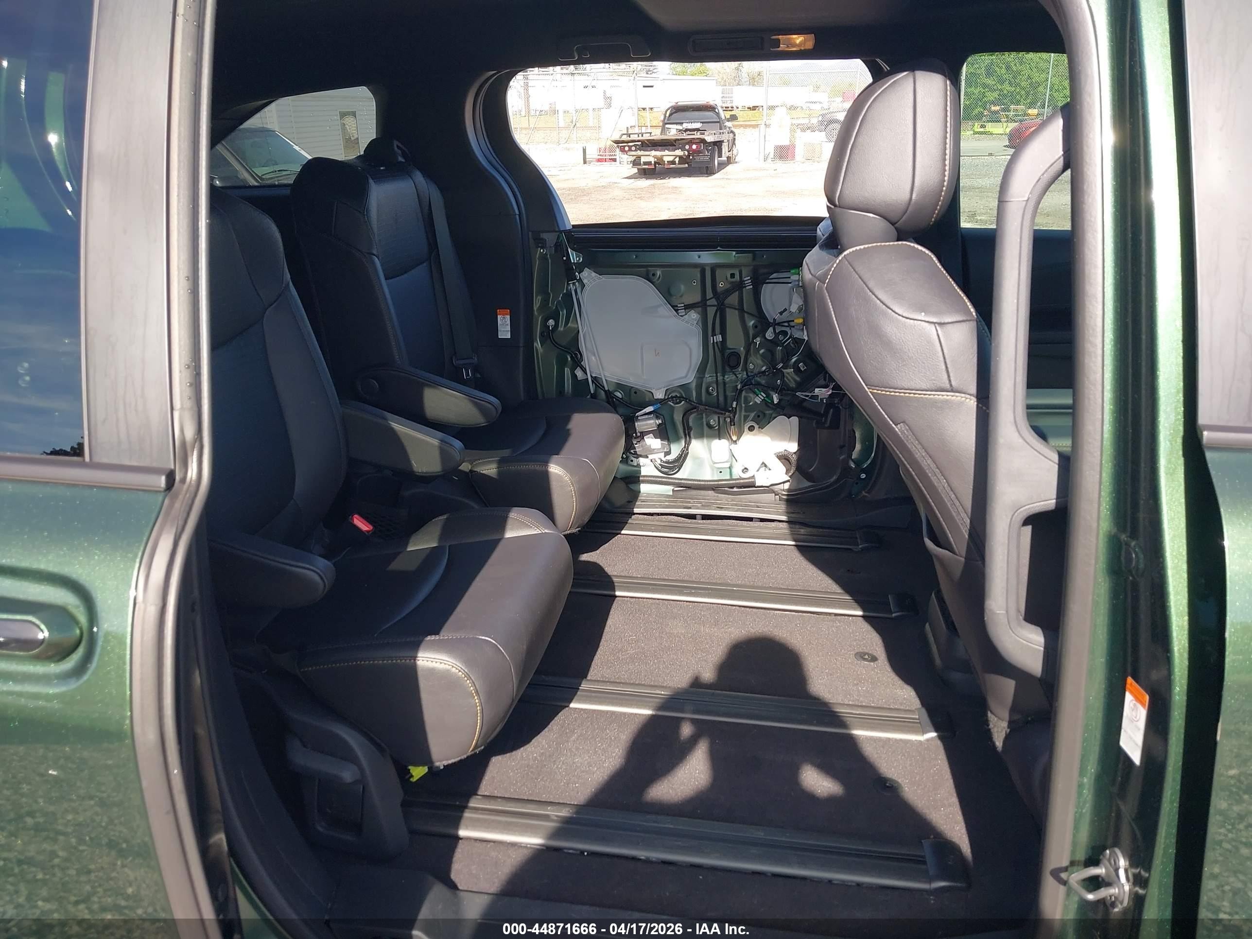 2025 Toyota Sienna Woodland Edition Green vin: 5TDCSKFC1SS191061
