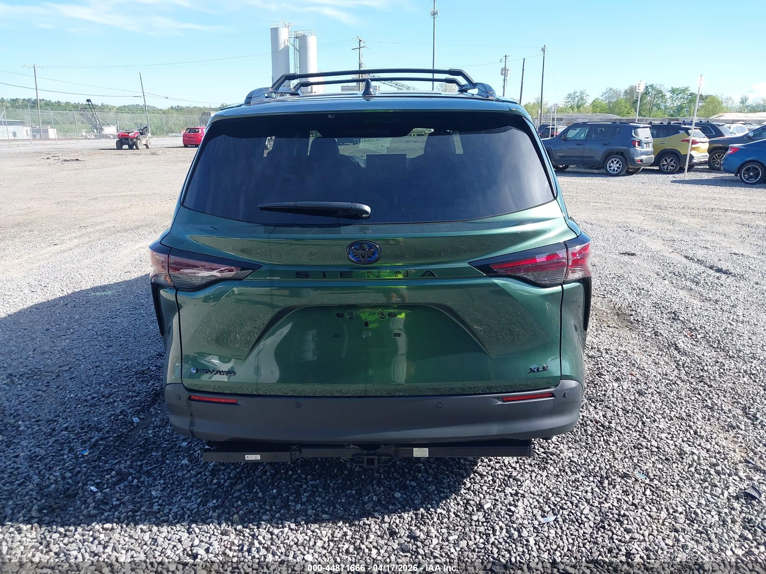 2025 Toyota Sienna Woodland Edition Green vin: 5TDCSKFC1SS191061