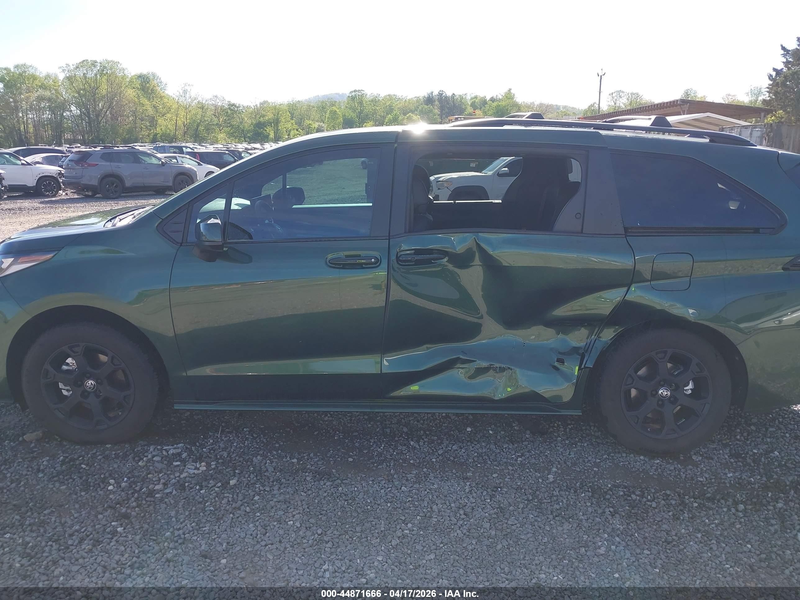 2025 Toyota Sienna Woodland Edition Green vin: 5TDCSKFC1SS191061