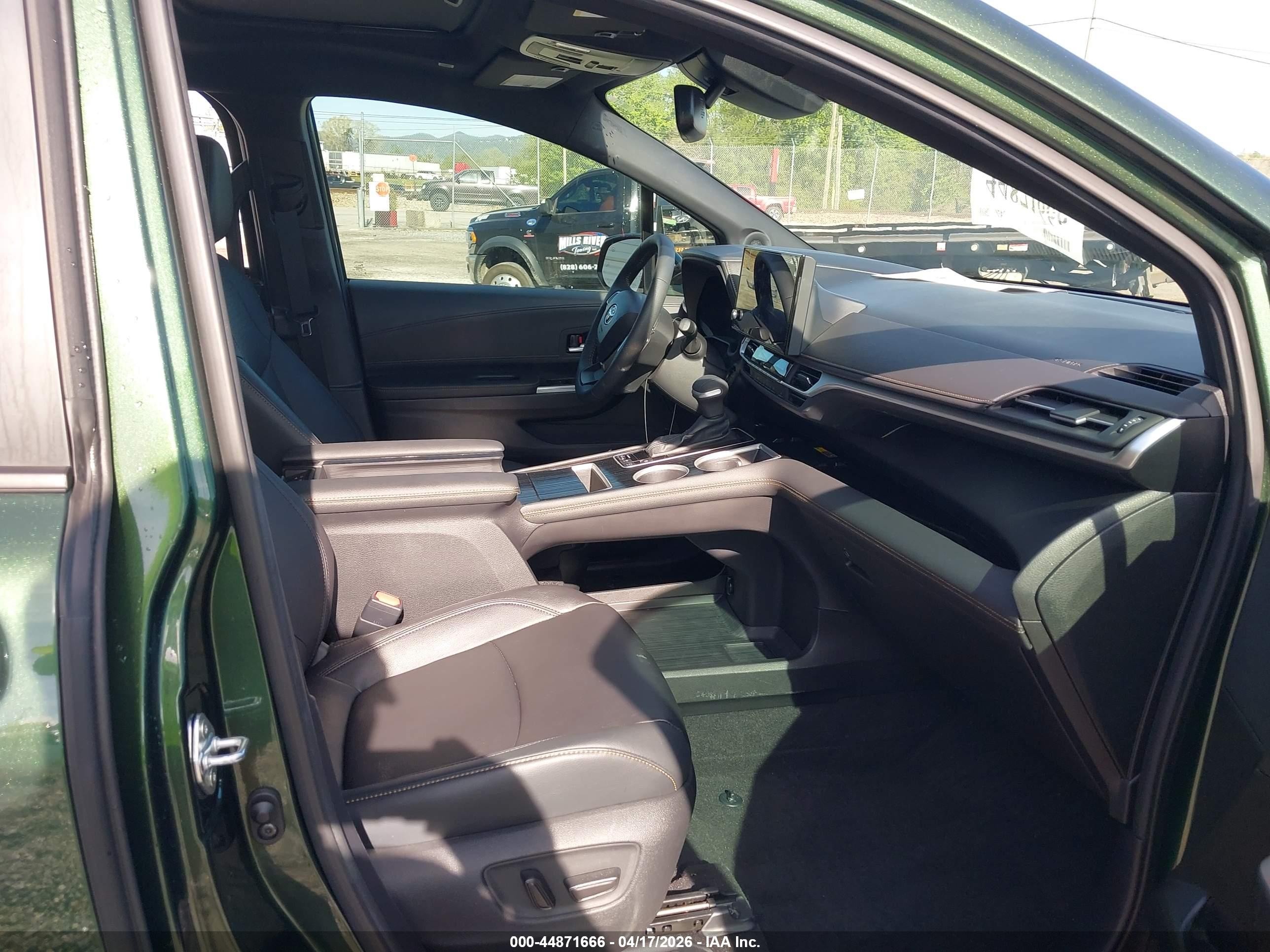 2025 Toyota Sienna Woodland Edition Green vin: 5TDCSKFC1SS191061
