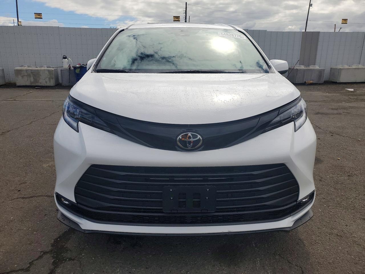 2026 Toyota Sienna Woodland Edition White vin: 5TDCSKFC7TS244914