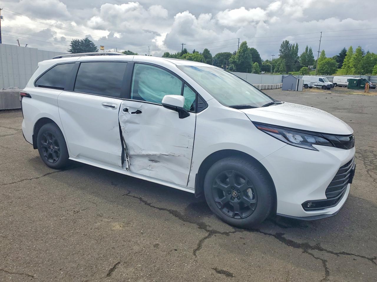 2026 Toyota Sienna Woodland Edition White vin: 5TDCSKFC7TS244914