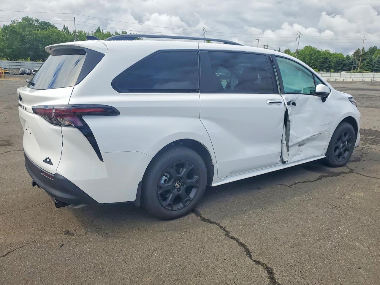2026 Toyota Sienna Woodland Edition White vin: 5TDCSKFC7TS244914