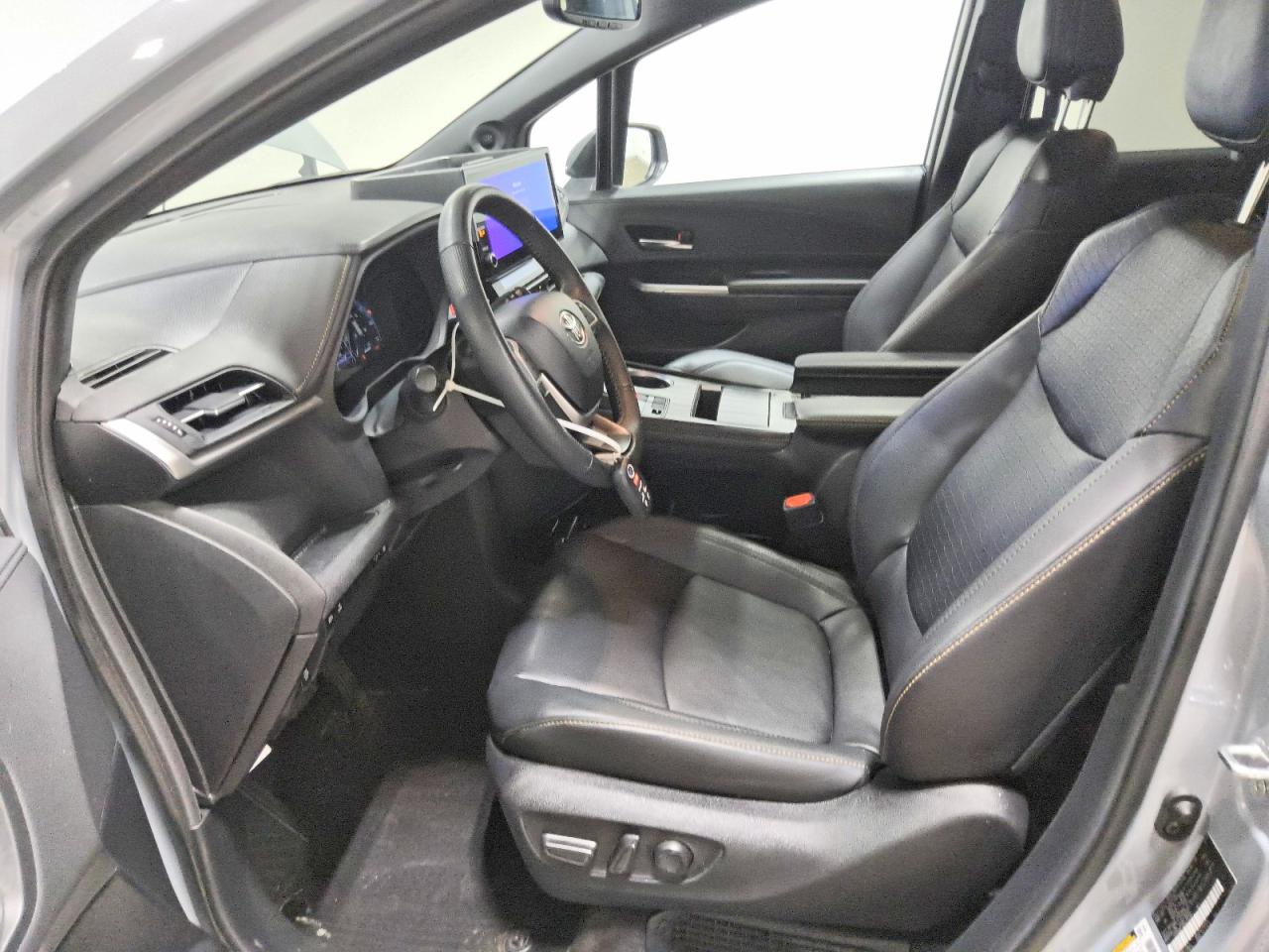 2025 Toyota Sienna Woodland Edition Gray vin: 5TDCSKFC9SS176307