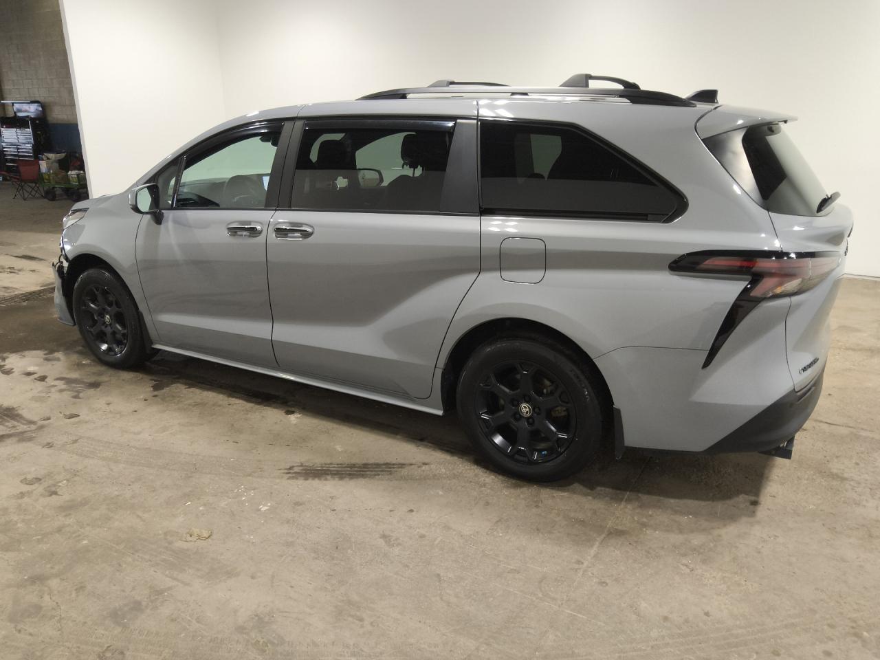 2025 Toyota Sienna Woodland Edition Gray vin: 5TDCSKFC9SS176307 Damage: Left Rear Tire, Worn, Replacement Required