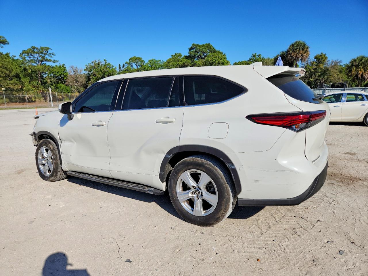 2021 Toyota Highlander L White vin: 5TDCZRAHXMS517899