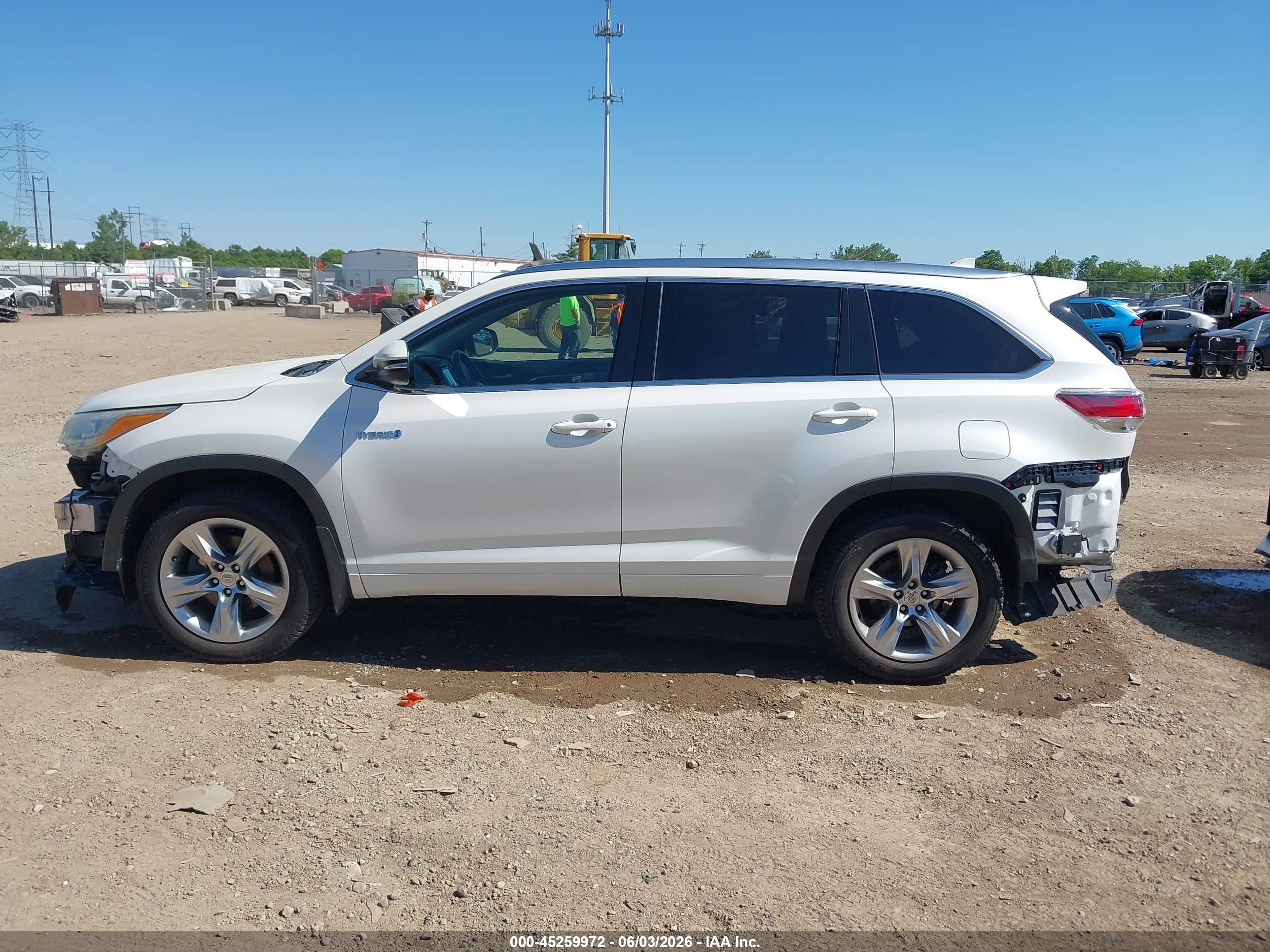 2015 Toyota Highlander Hybrid Limited Platinum V6 White vin: 5TDDCRFH3FS010182