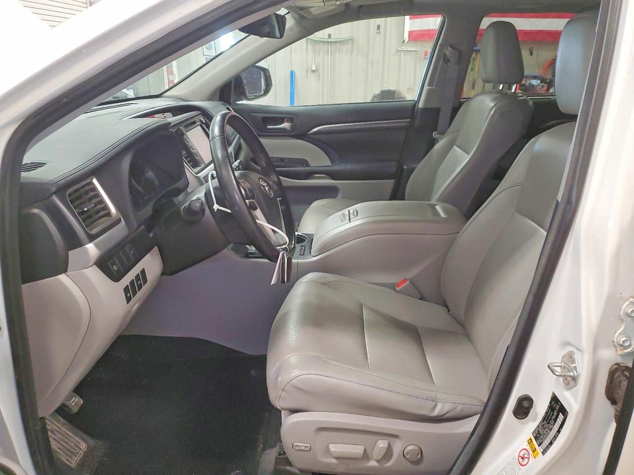 2018 Toyota Highlander Hybrid Limited White vin: 5TDDGRFH8JS049301