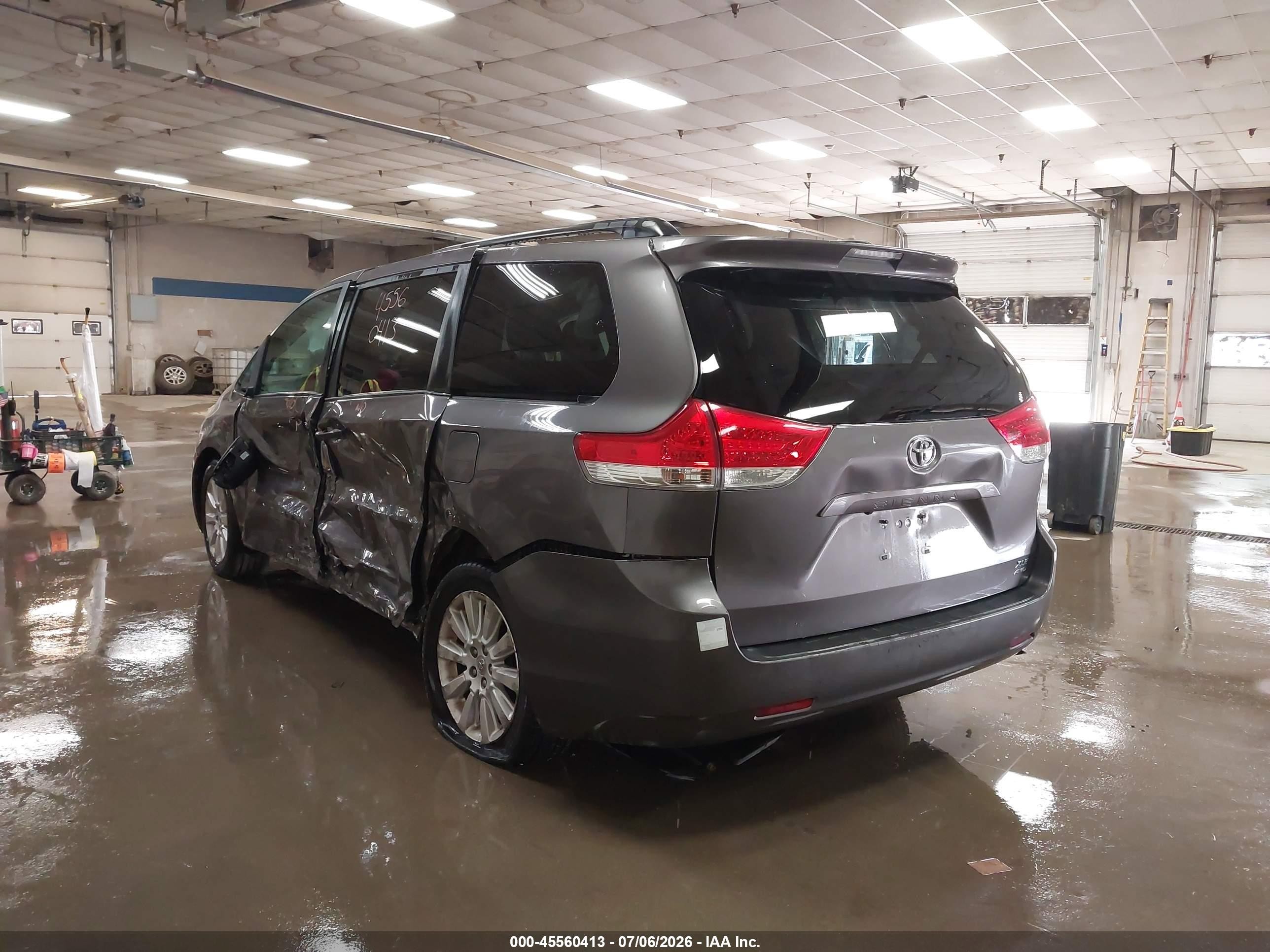 2011 Toyota Sienna Xle Gray vin: 5TDDK3DC0BS007516