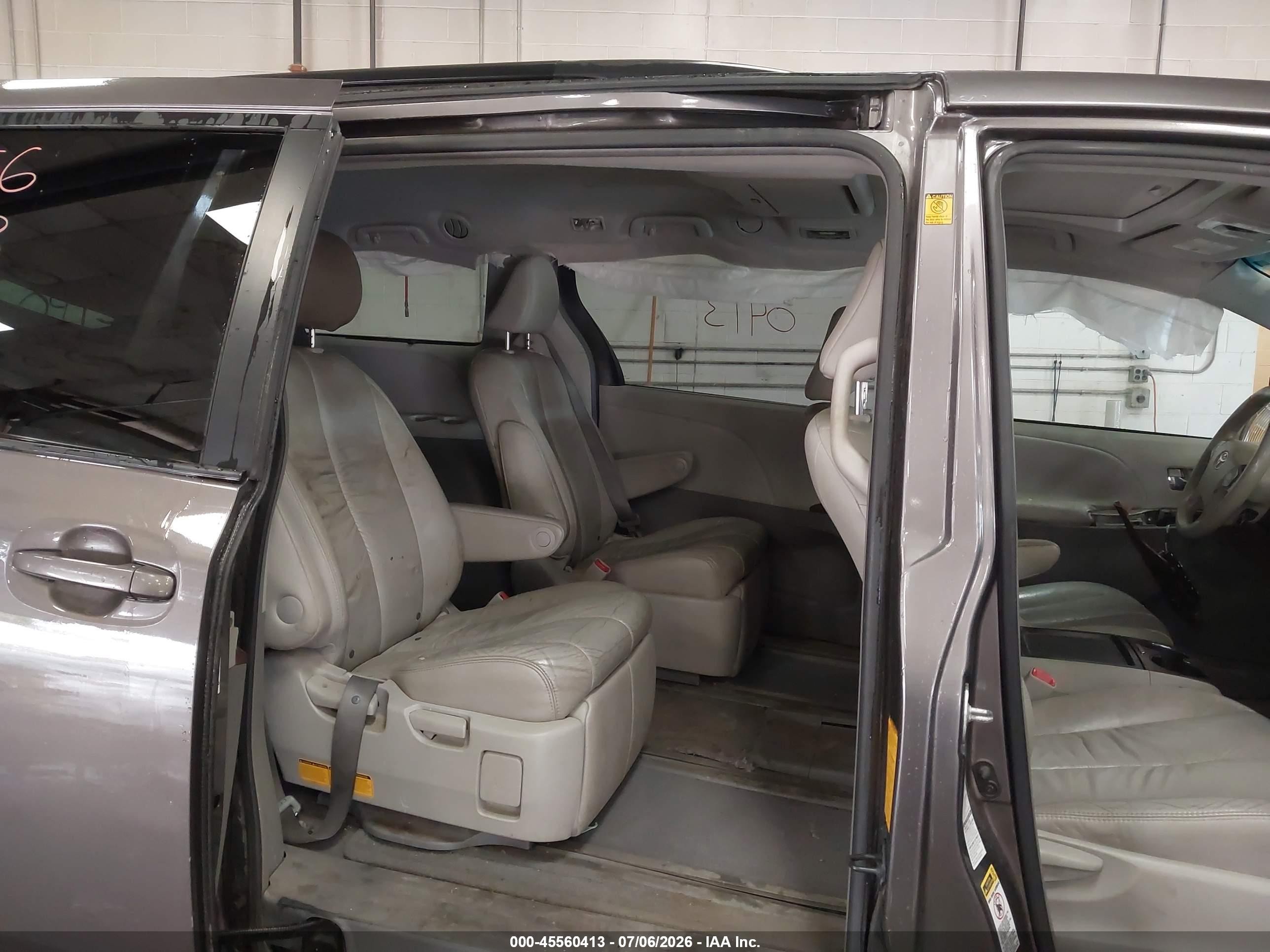 2011 Toyota Sienna Xle Gray vin: 5TDDK3DC0BS007516