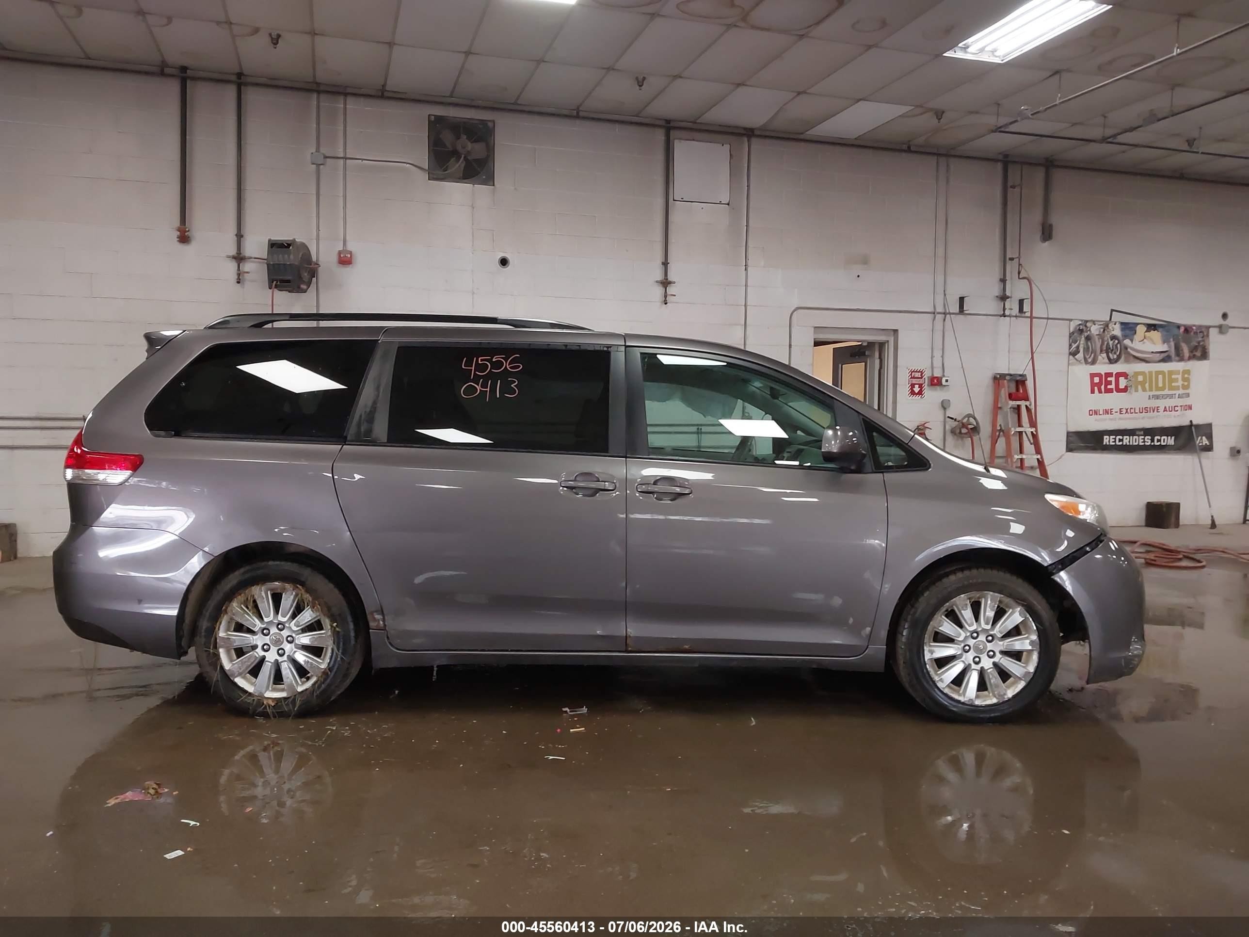2011 Toyota Sienna Xle Gray vin: 5TDDK3DC0BS007516