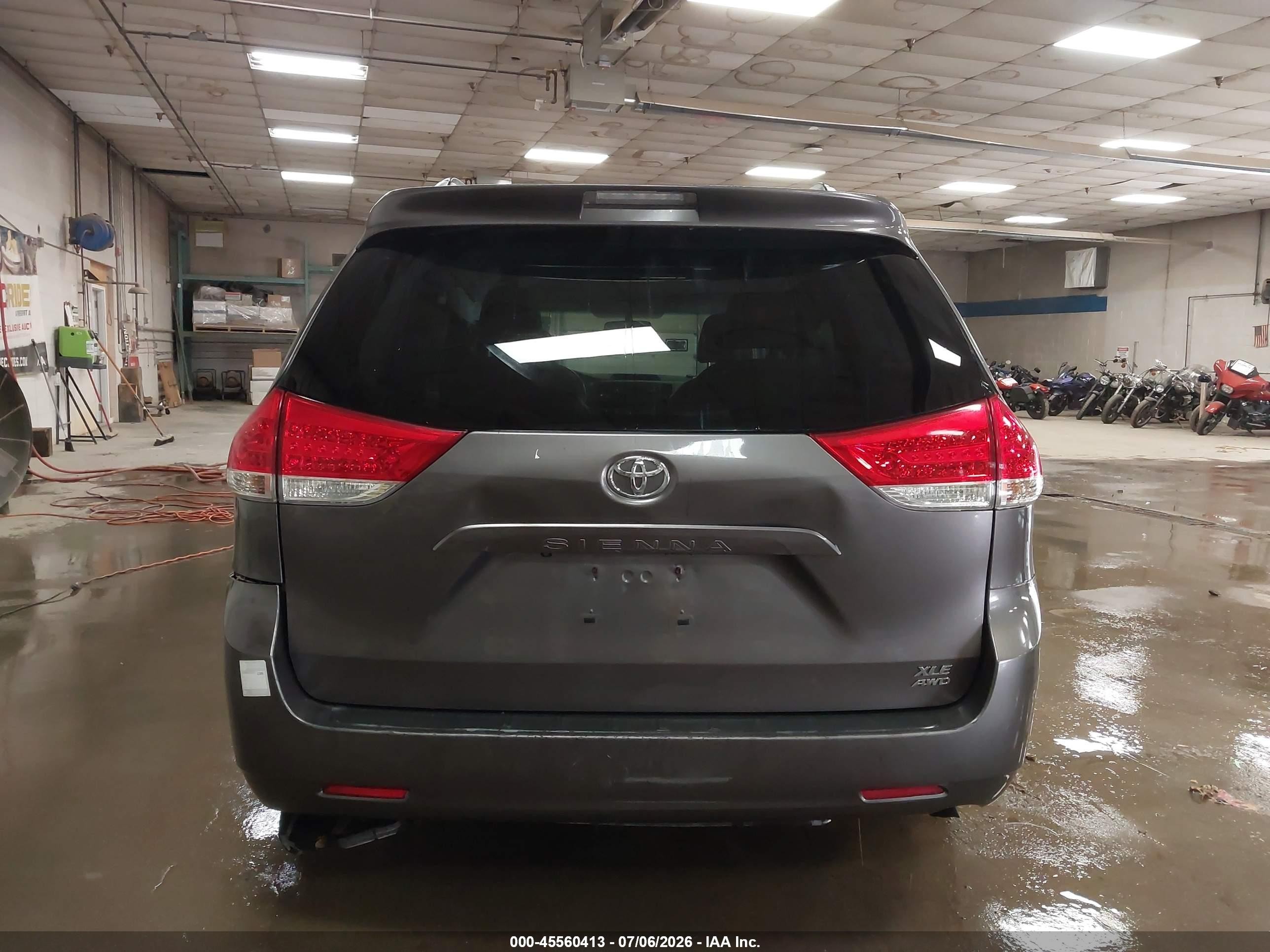 2011 Toyota Sienna Xle Gray vin: 5TDDK3DC0BS007516