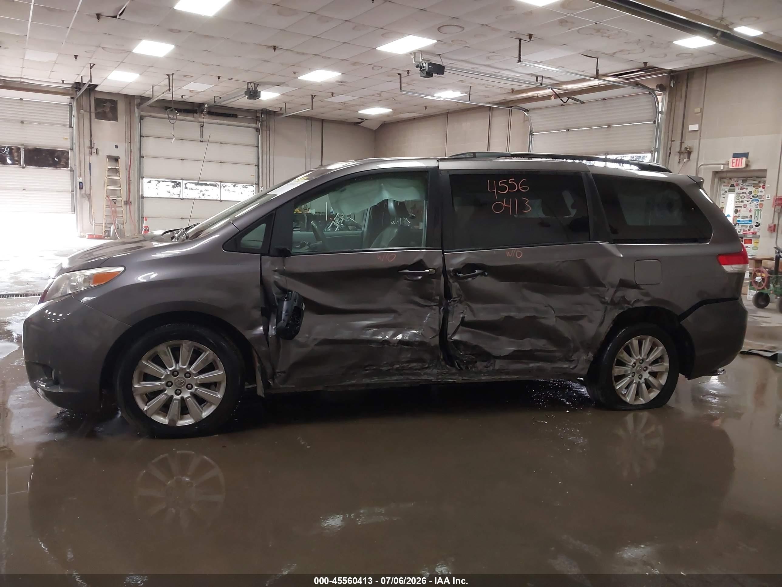 2011 Toyota Sienna Xle Gray vin: 5TDDK3DC0BS007516