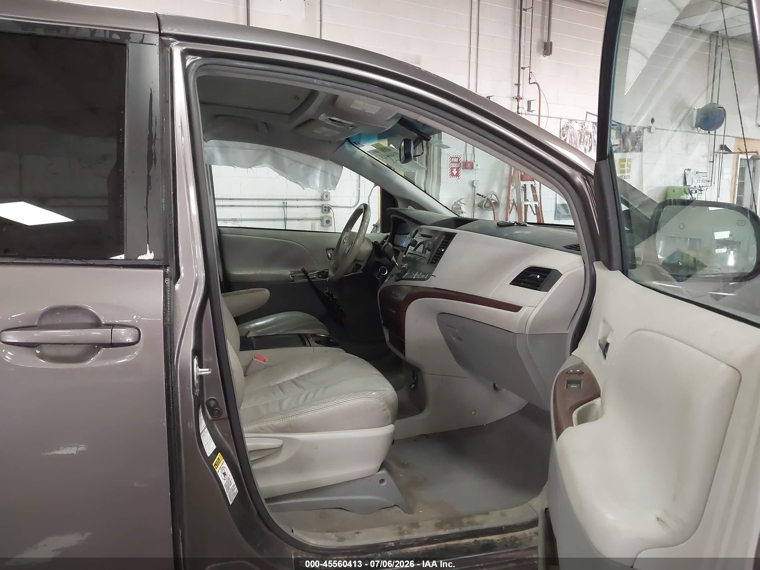 2011 Toyota Sienna Xle Gray vin: 5TDDK3DC0BS007516