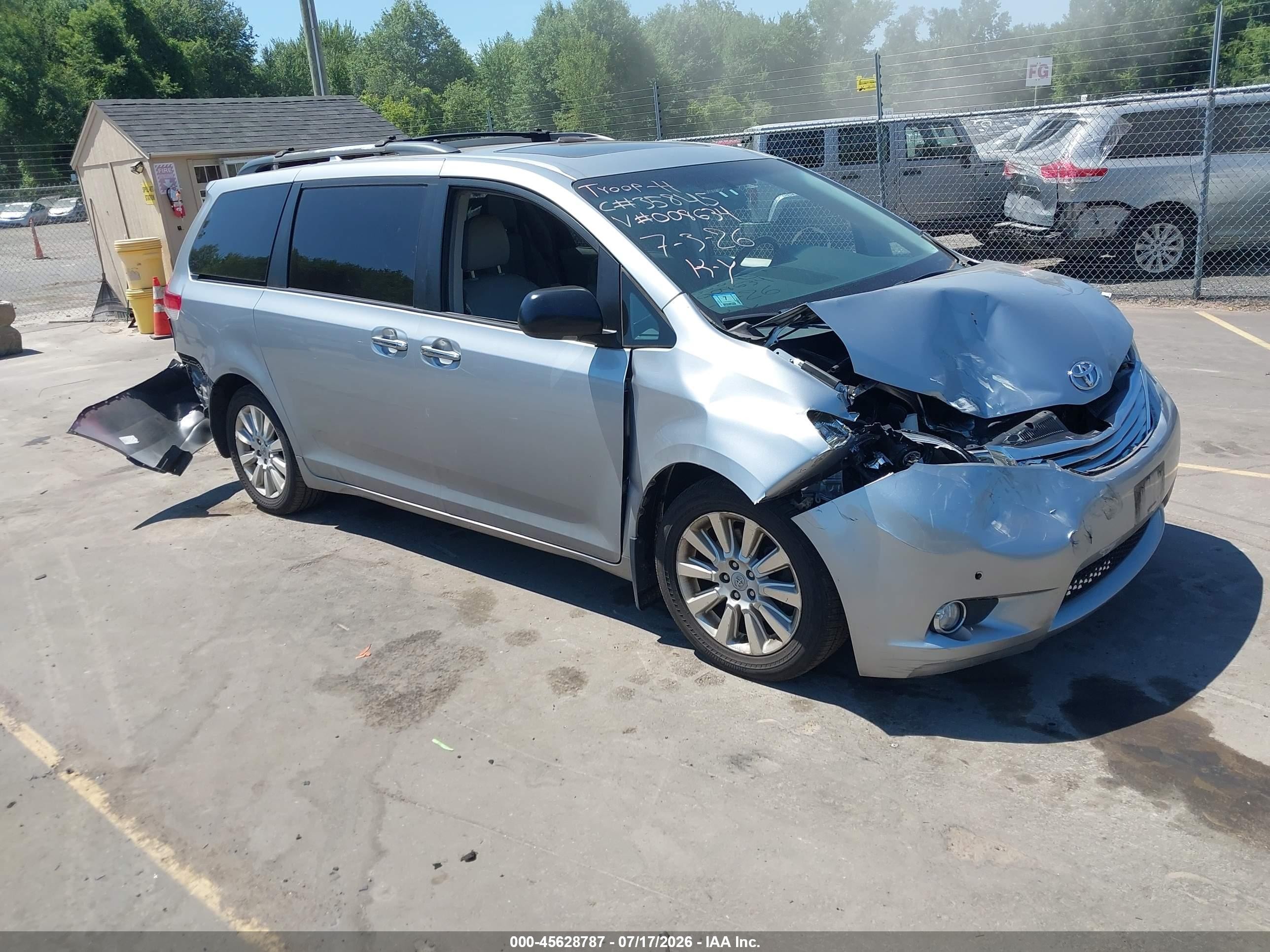 2011 Toyota Sienna Limited Silver vin: 5TDDK3DC0BS008634