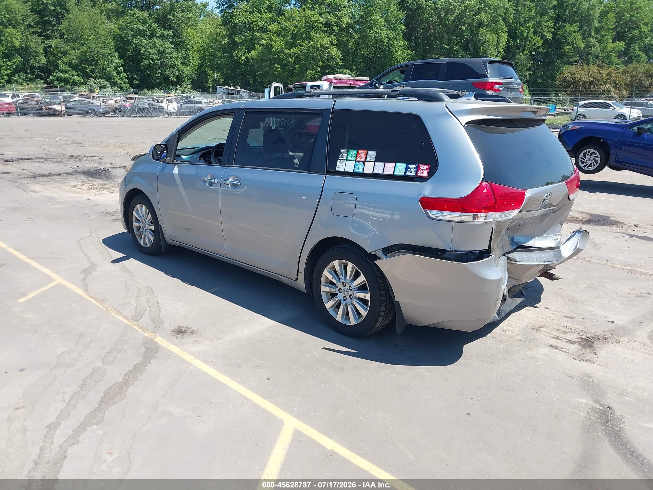 2011 Toyota Sienna Limited Silver vin: 5TDDK3DC0BS008634