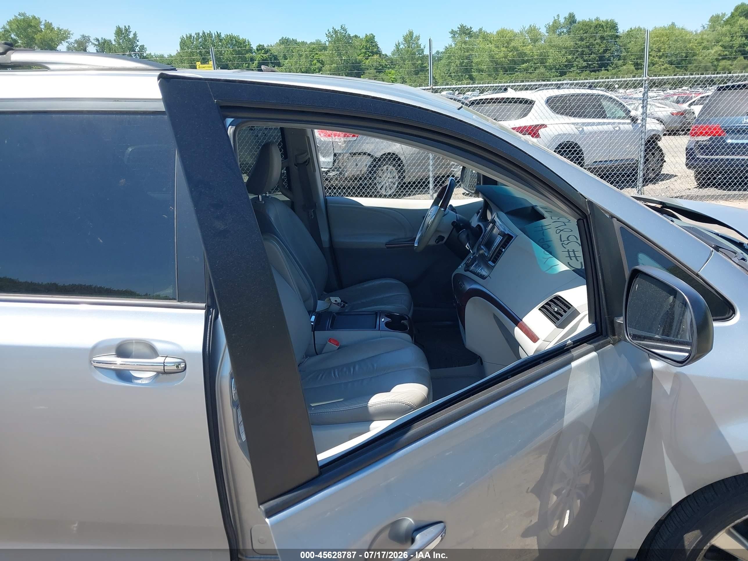 2011 Toyota Sienna Limited Silver vin: 5TDDK3DC0BS008634