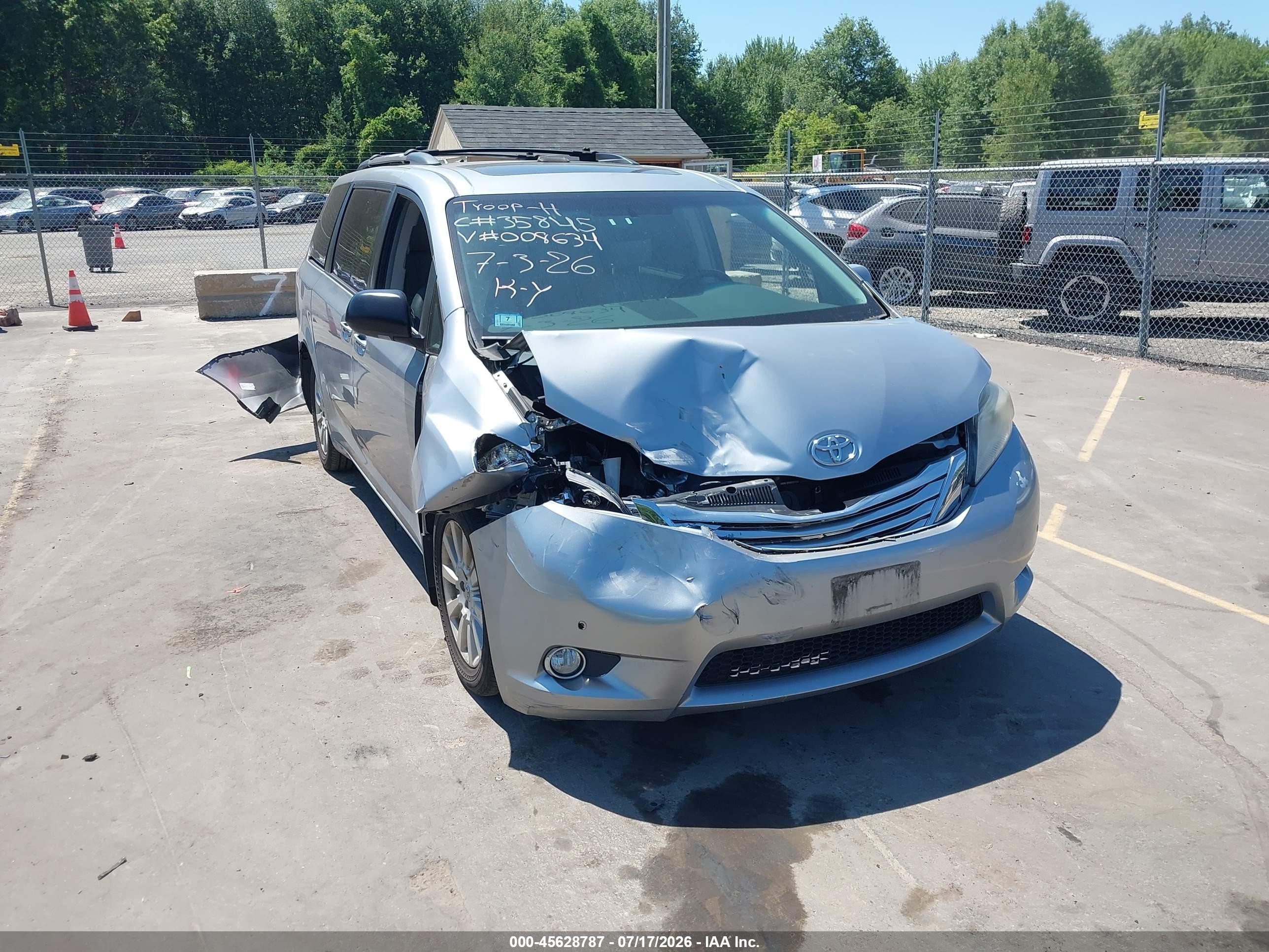 2011 Toyota Sienna Limited Silver vin: 5TDDK3DC0BS008634