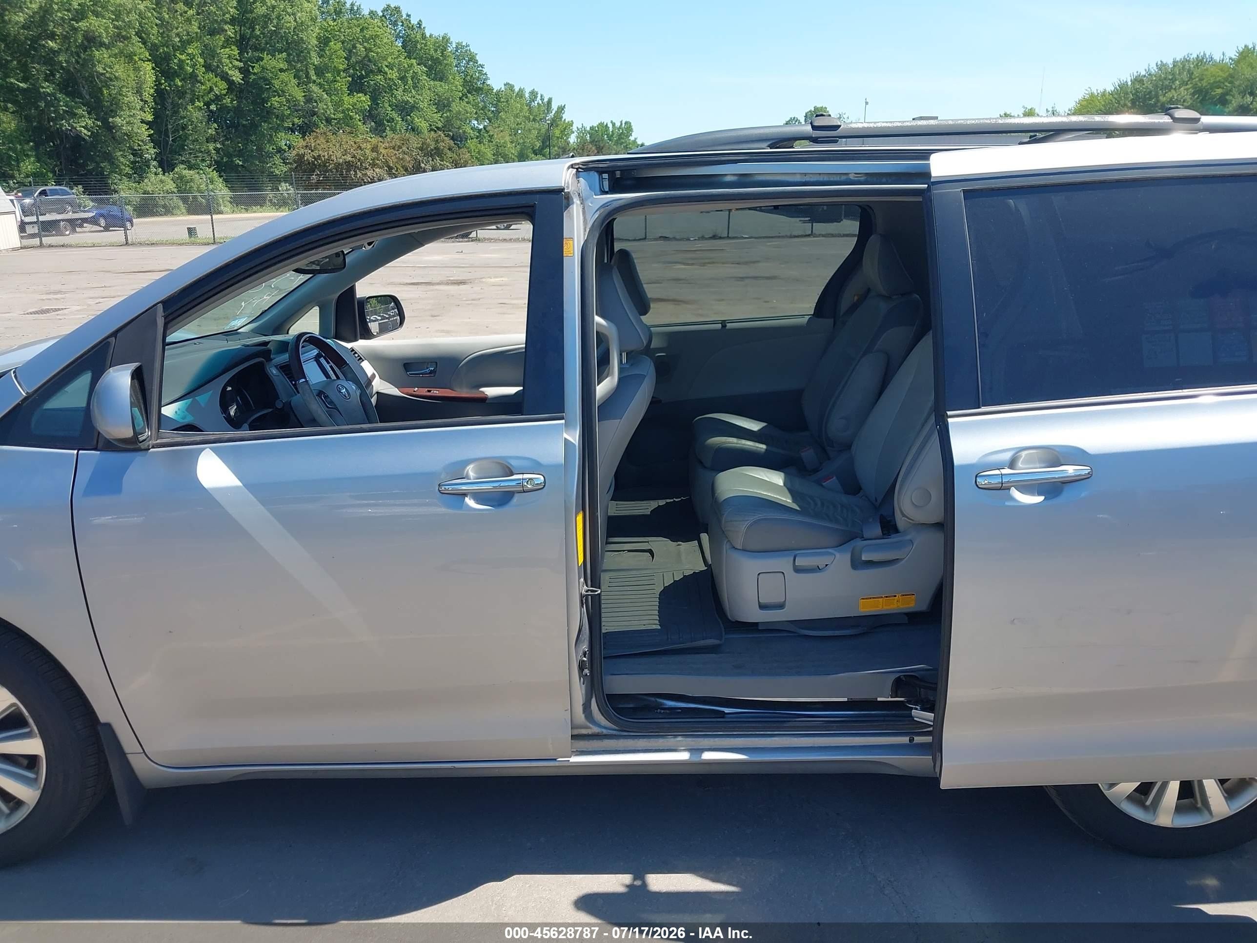 2011 Toyota Sienna Limited Silver vin: 5TDDK3DC0BS008634