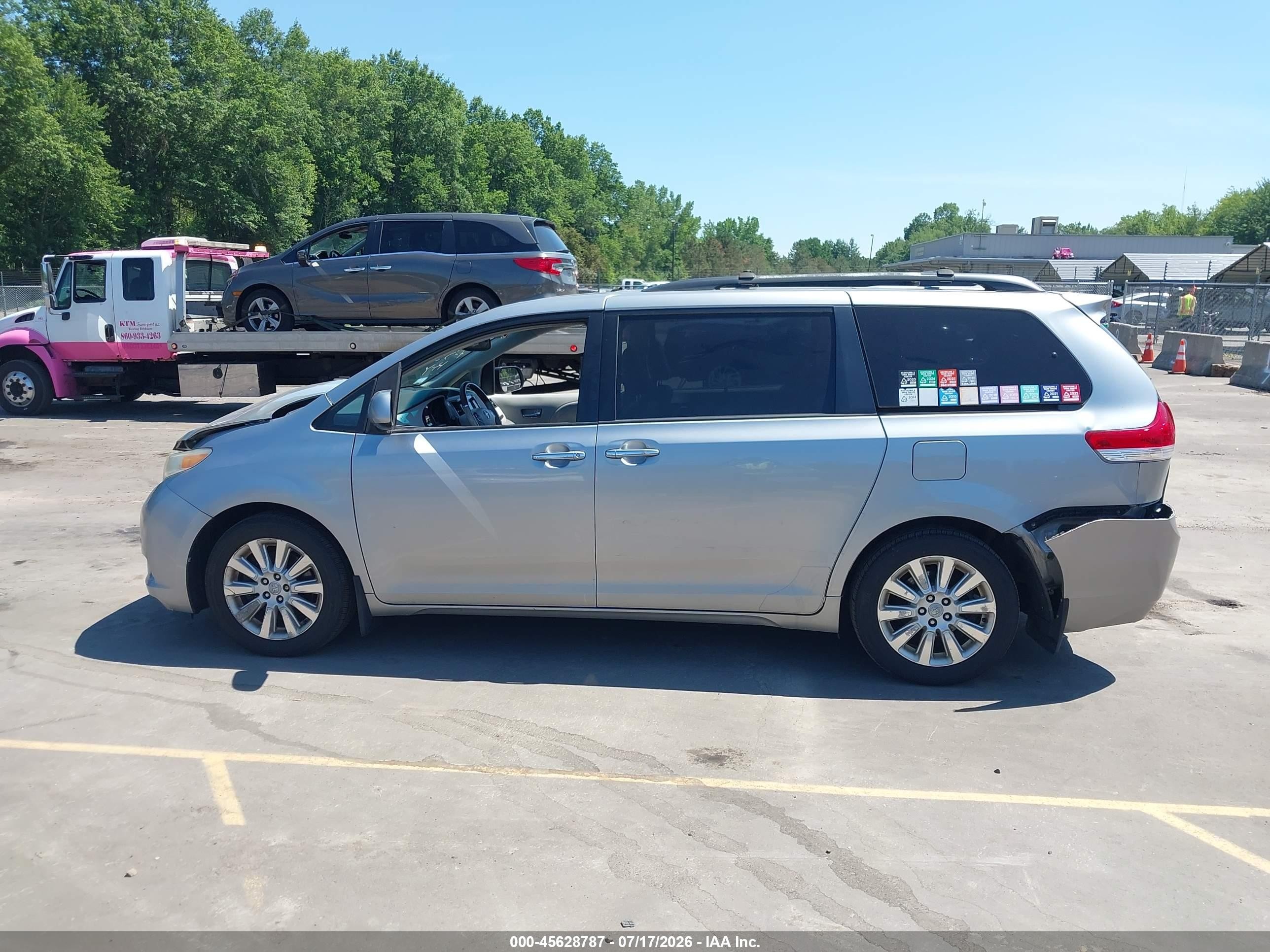 2011 Toyota Sienna Limited Silver vin: 5TDDK3DC0BS008634
