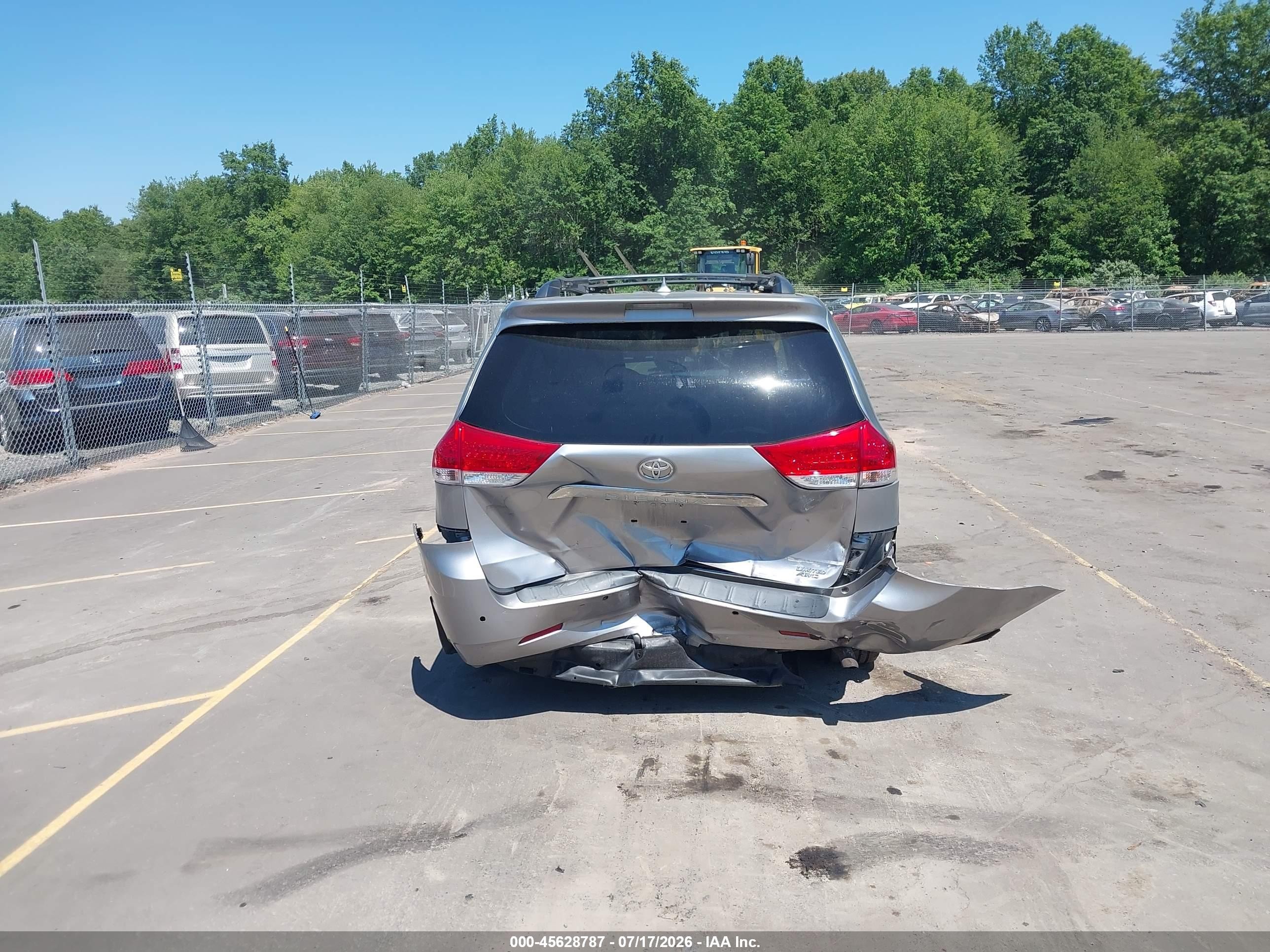 2011 Toyota Sienna Limited Silver vin: 5TDDK3DC0BS008634