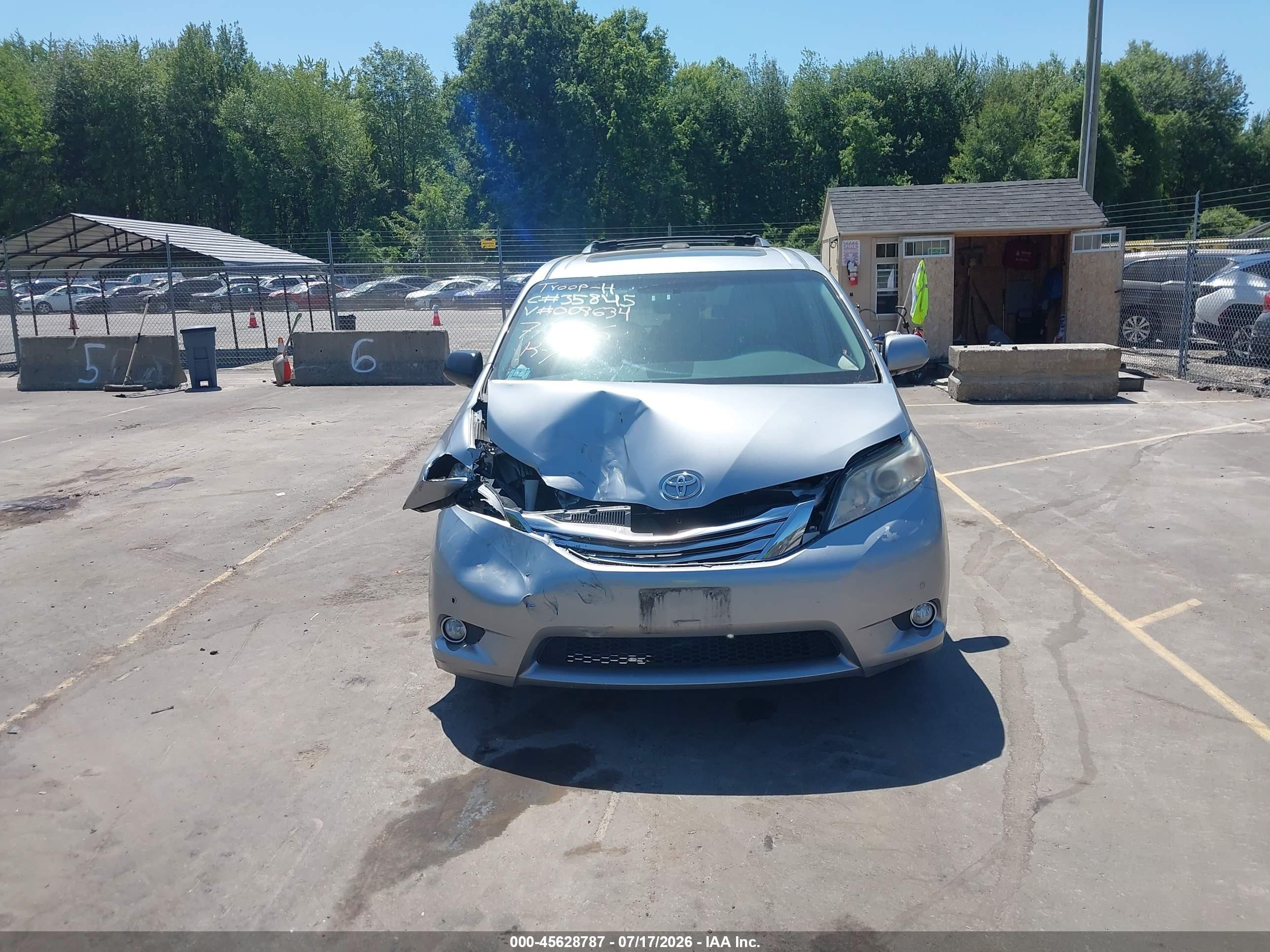 2011 Toyota Sienna Limited Silver vin: 5TDDK3DC0BS008634