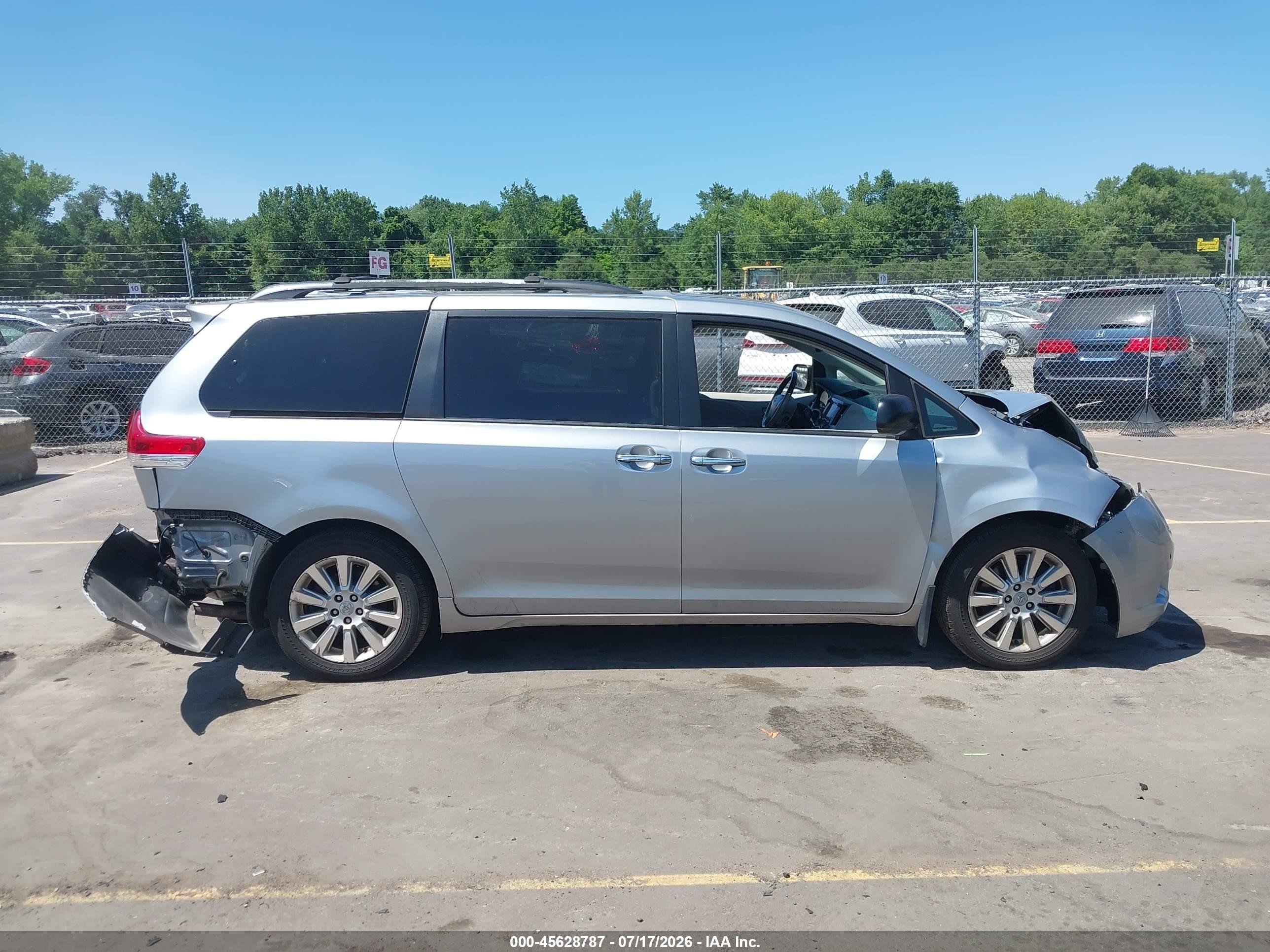 2011 Toyota Sienna Limited Silver vin: 5TDDK3DC0BS008634