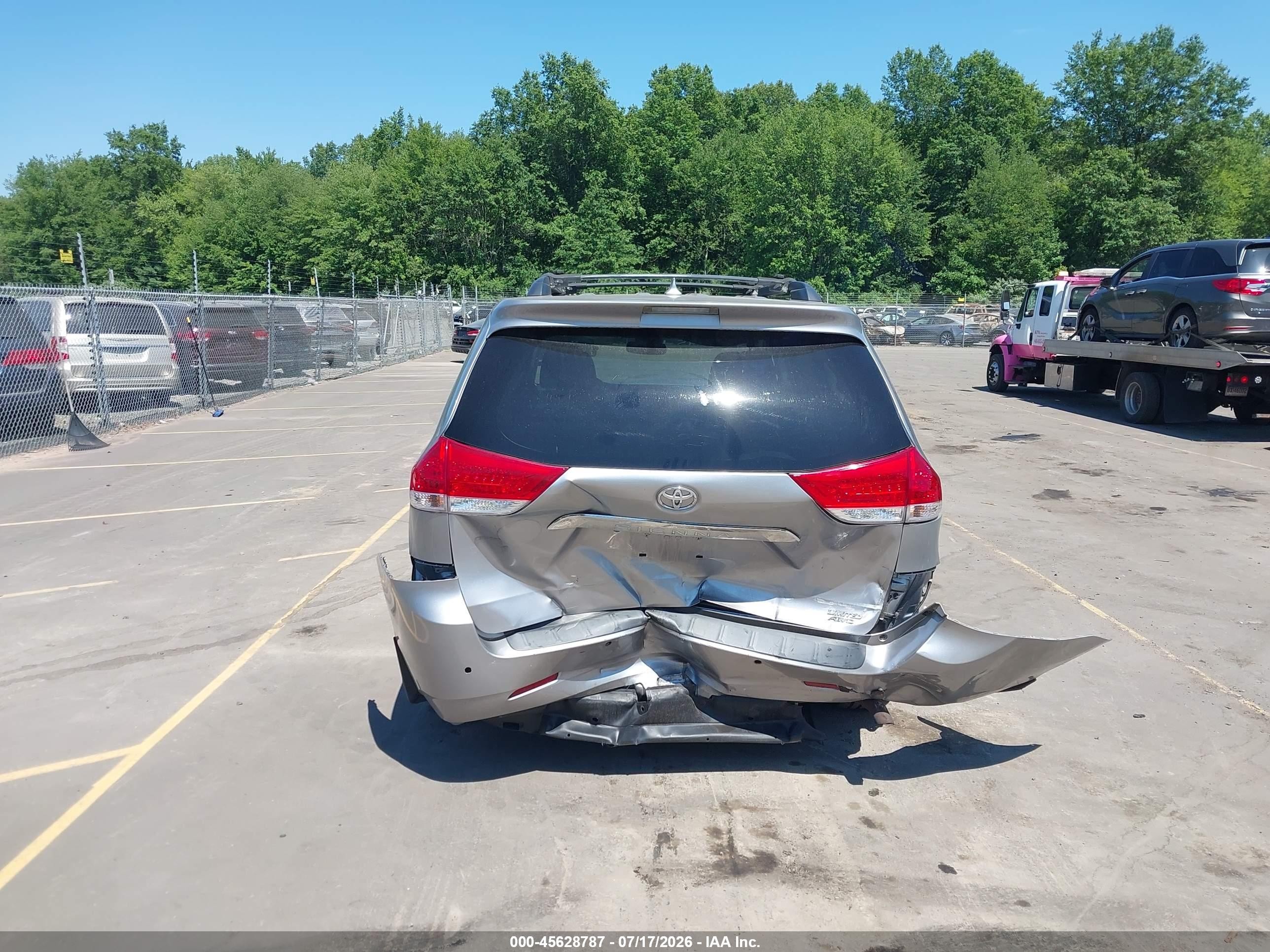 2011 Toyota Sienna Limited Silver vin: 5TDDK3DC0BS008634