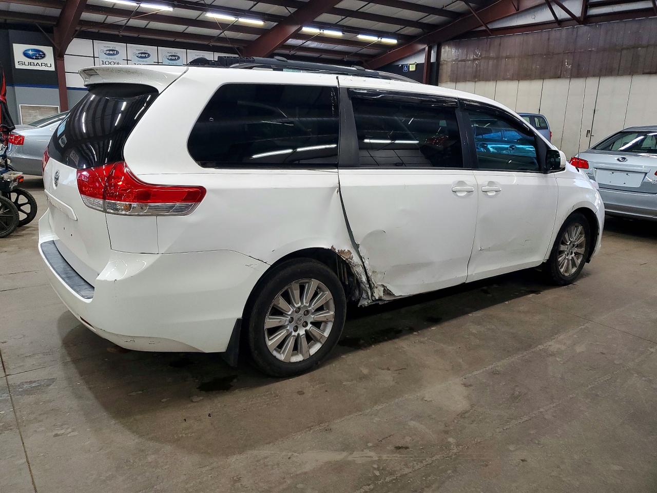 2011 Toyota Sienna Xle 7-passenger White vin: 5TDDK3DC0BS019018