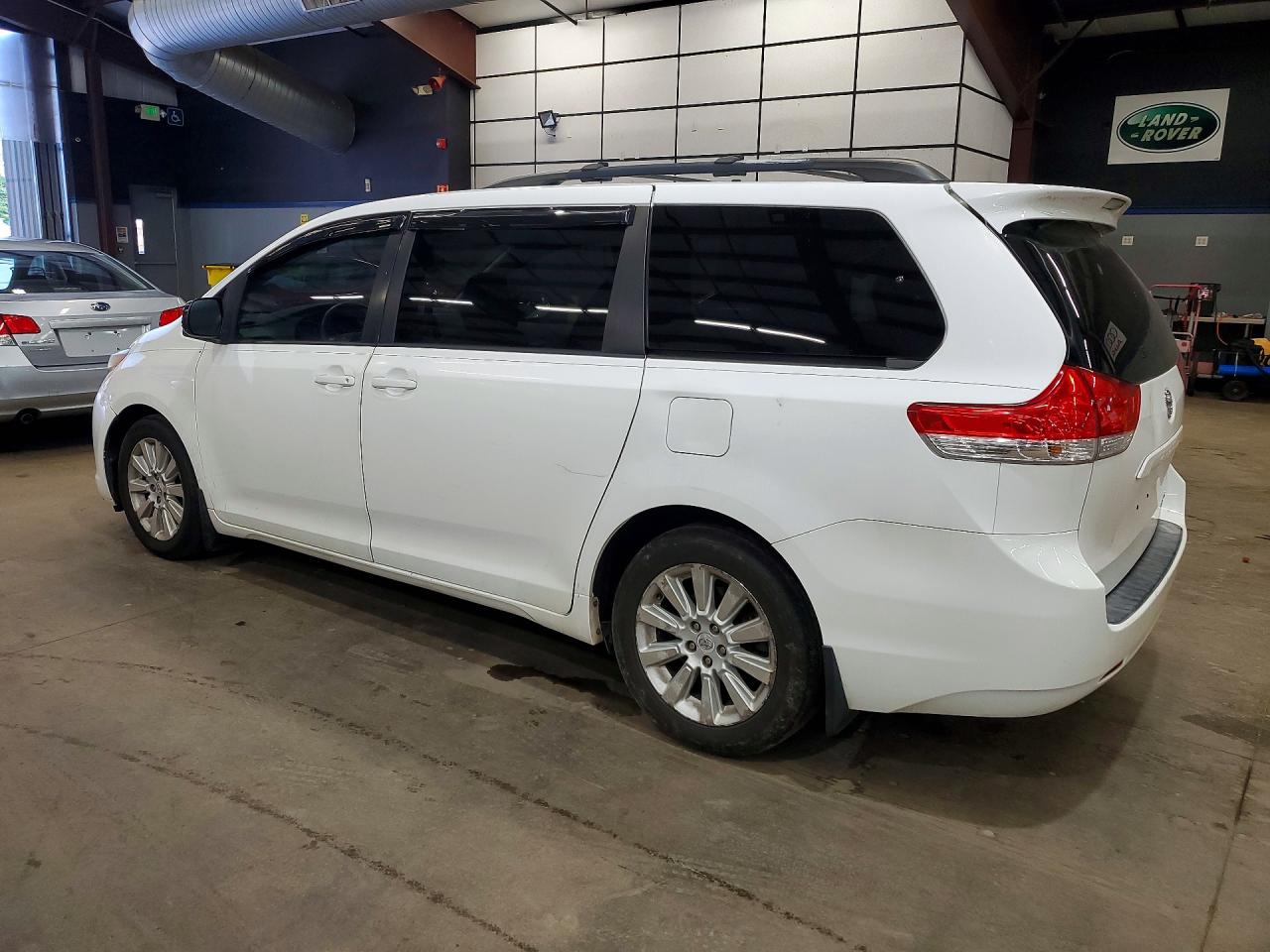 2011 Toyota Sienna Xle 7-passenger White vin: 5TDDK3DC0BS019018