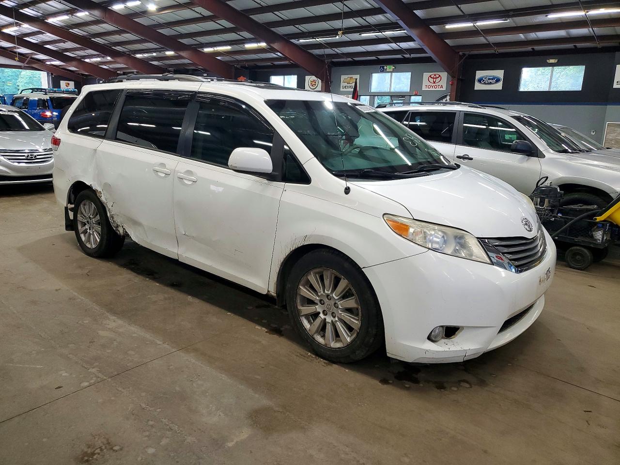 2011 Toyota Sienna Xle 7-passenger White vin: 5TDDK3DC0BS019018