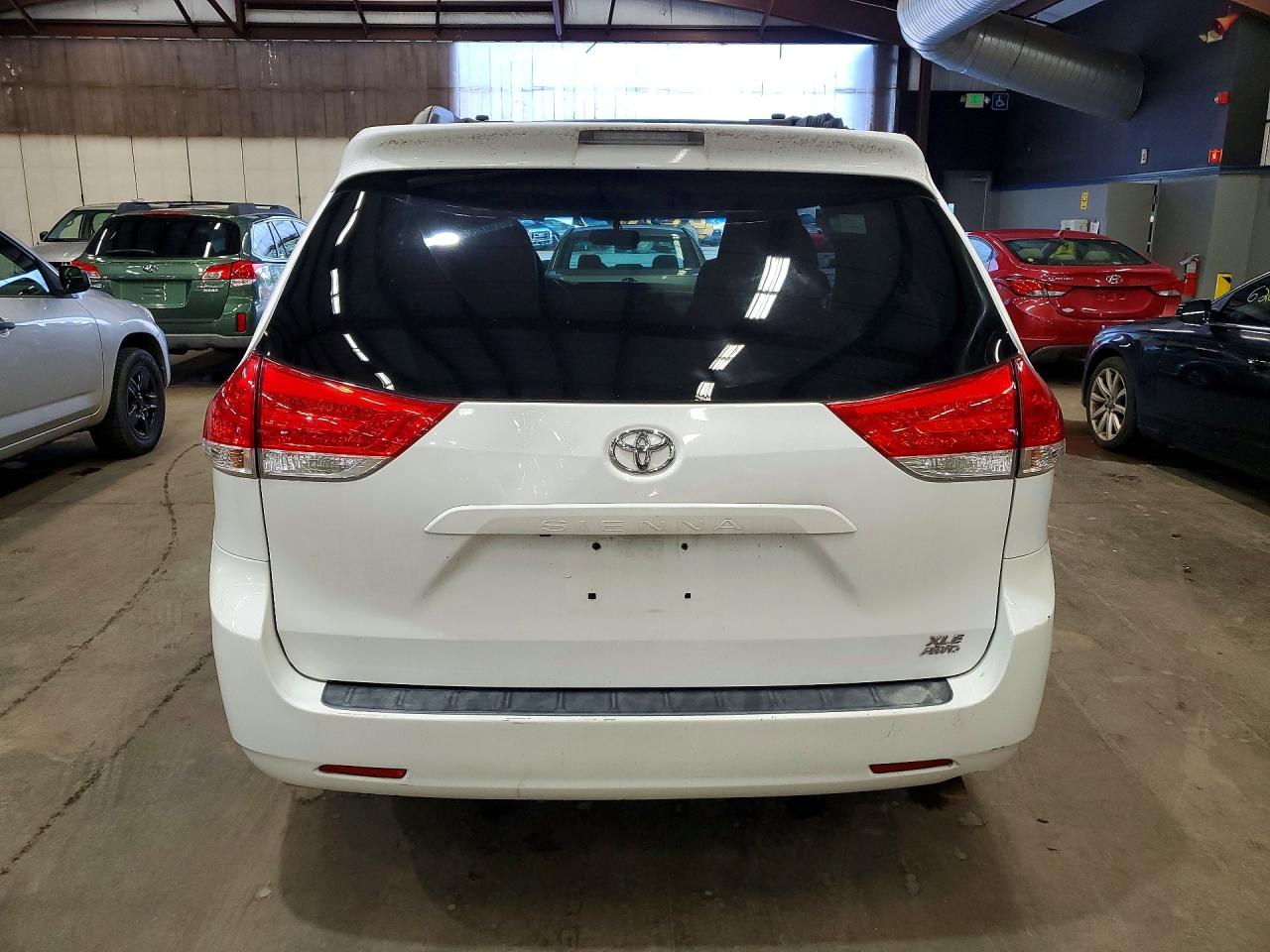 2011 Toyota Sienna Xle 7-passenger White vin: 5TDDK3DC0BS019018