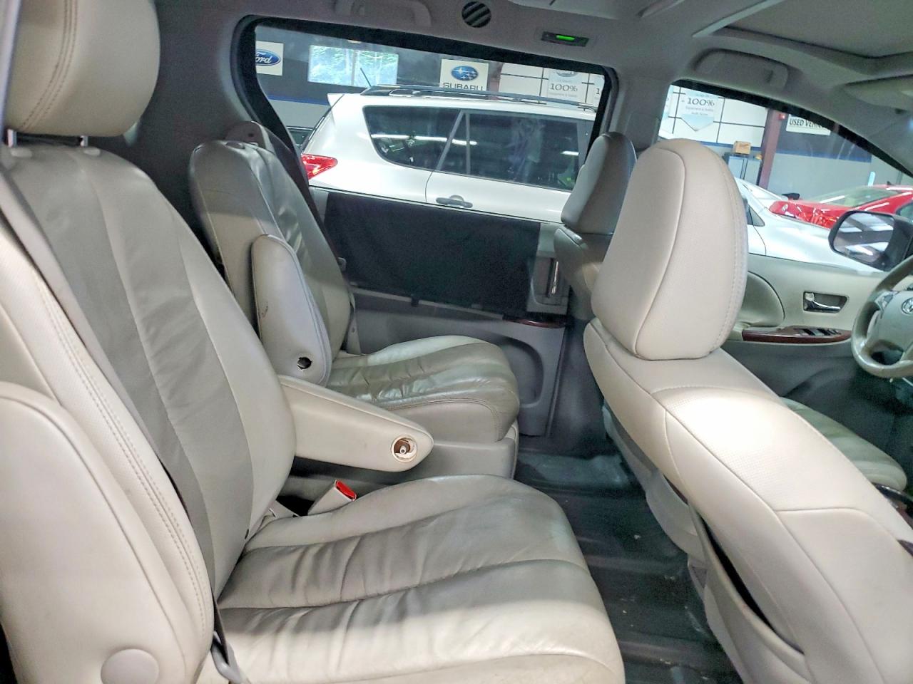 2011 Toyota Sienna Xle 7-passenger White vin: 5TDDK3DC0BS019018