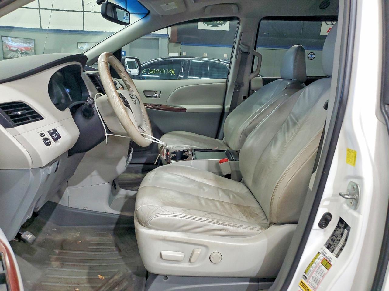 2011 Toyota Sienna Xle 7-passenger White vin: 5TDDK3DC0BS019018
