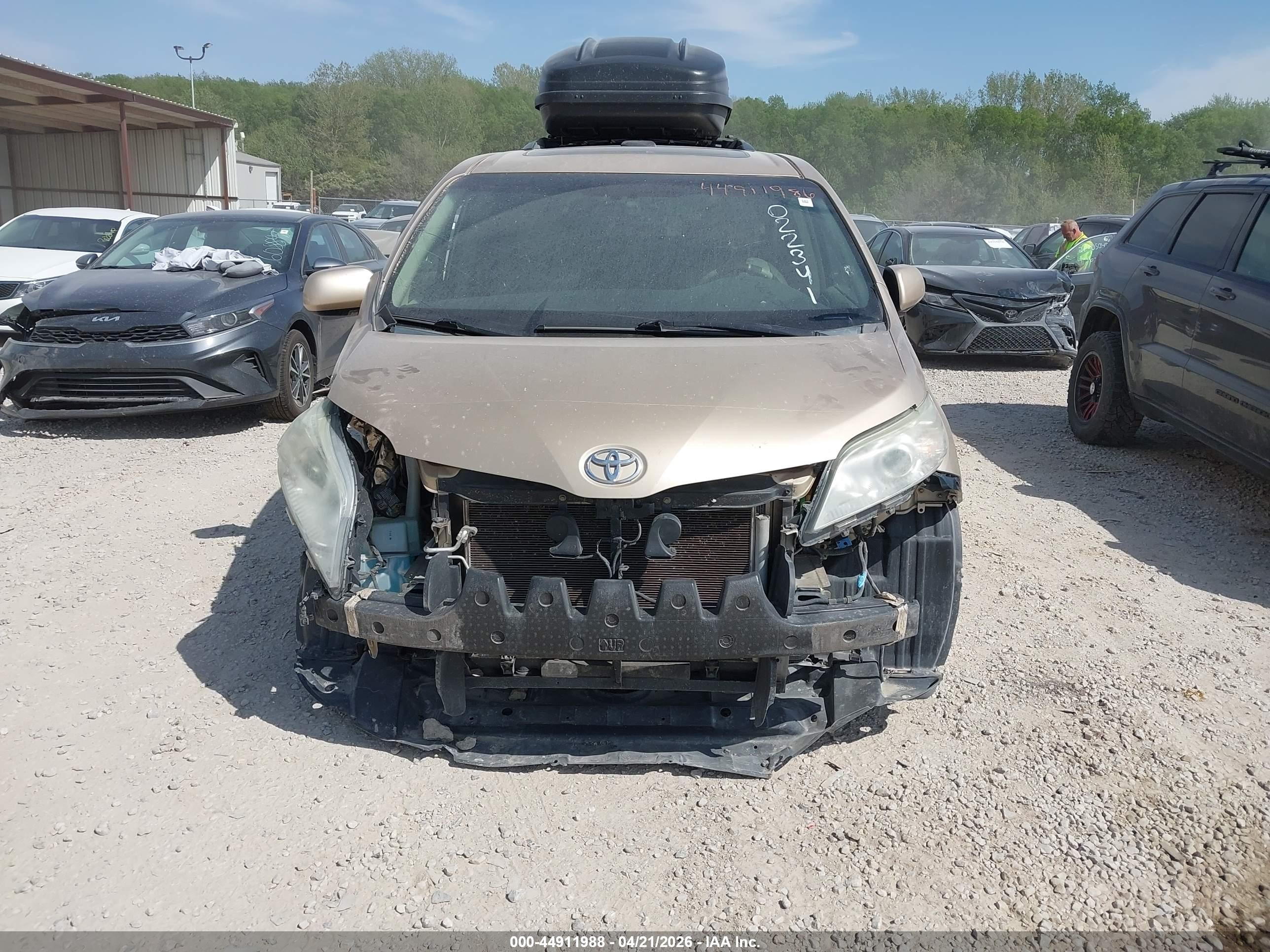 2011 Toyota Sienna Limited Gold vin: 5TDDK3DC0BS022341