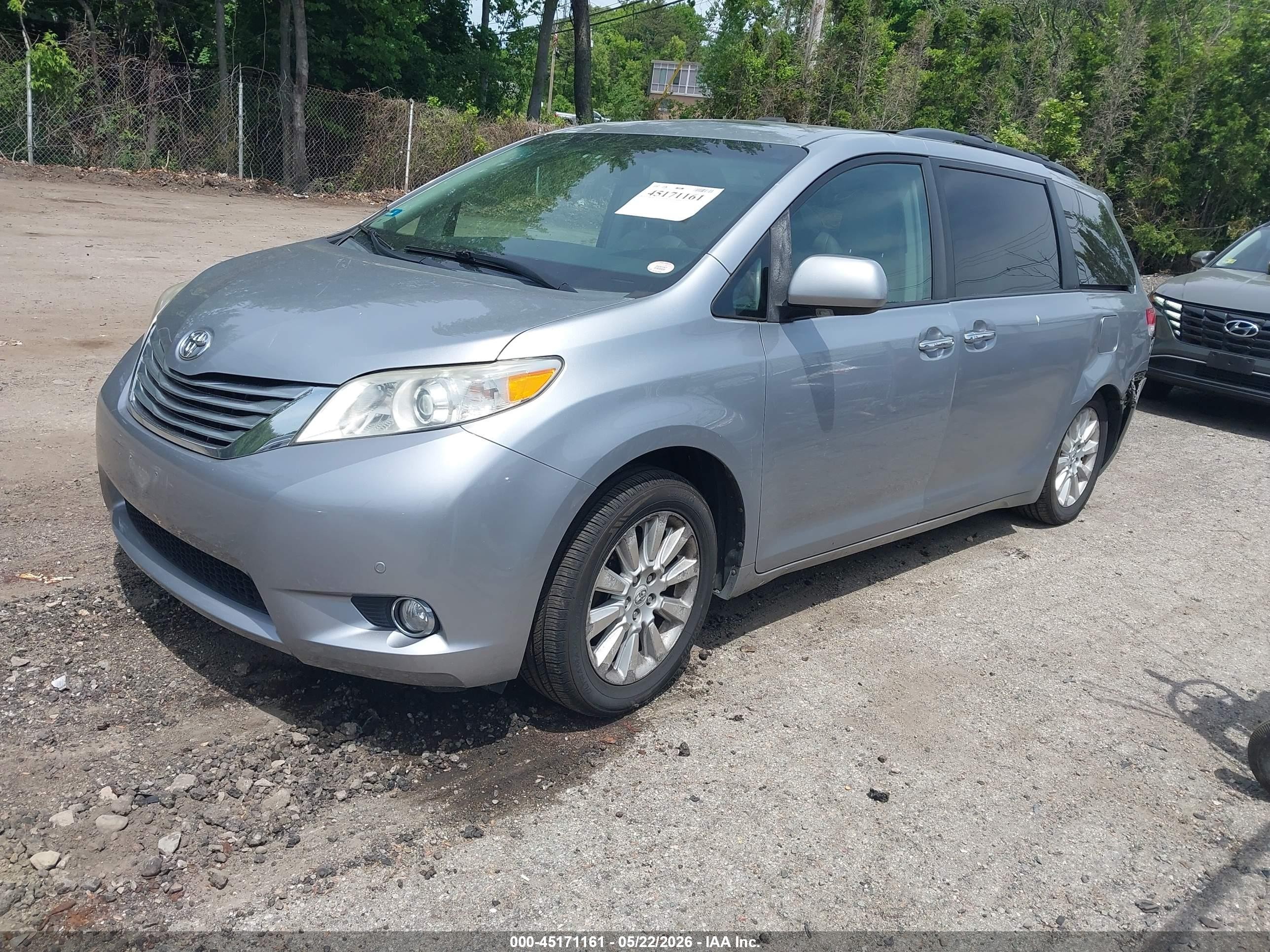 2011 Toyota Sienna Limited Silver vin: 5TDDK3DC0BS028172