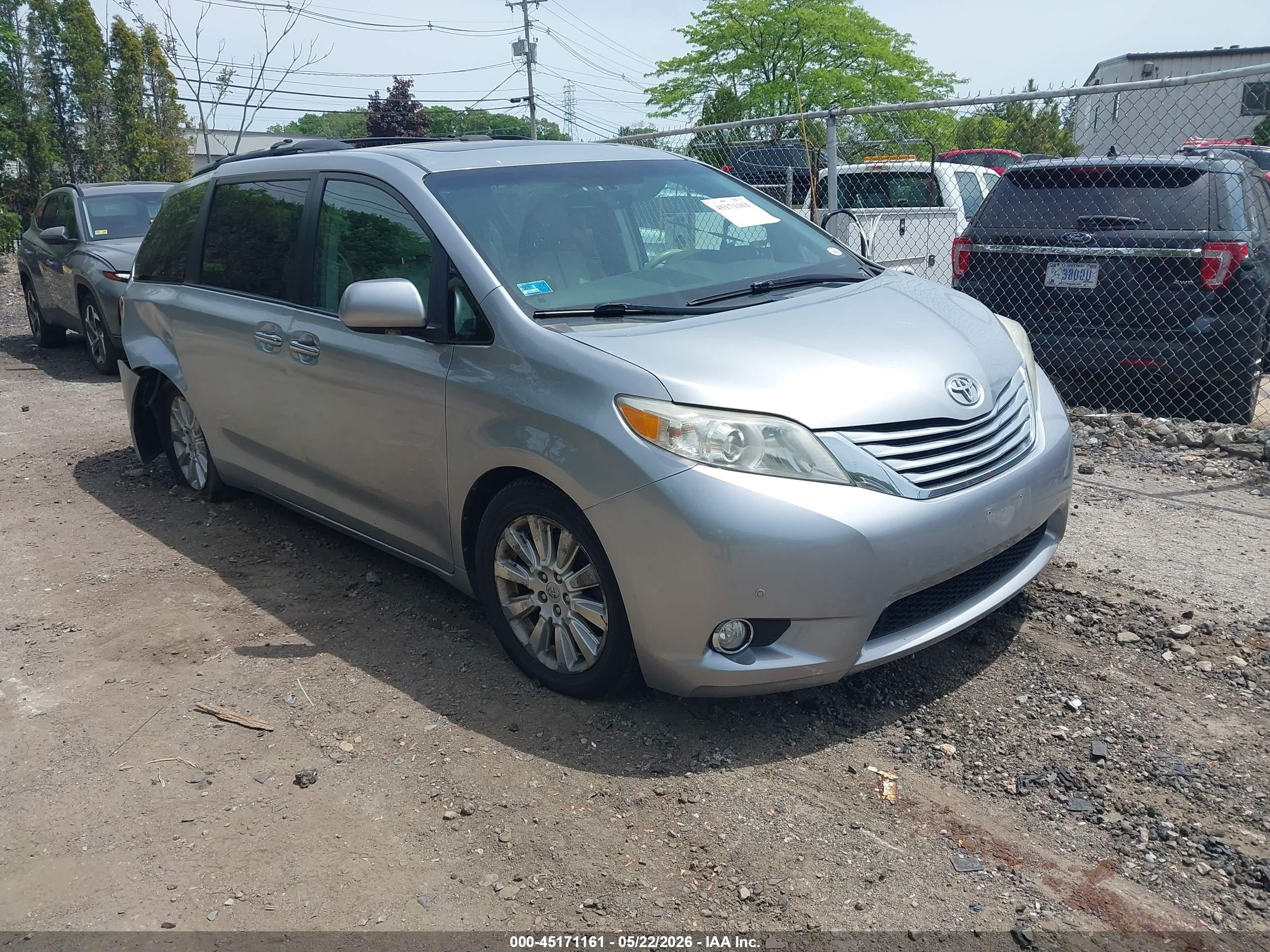2011 Toyota Sienna Limited Silver vin: 5TDDK3DC0BS028172