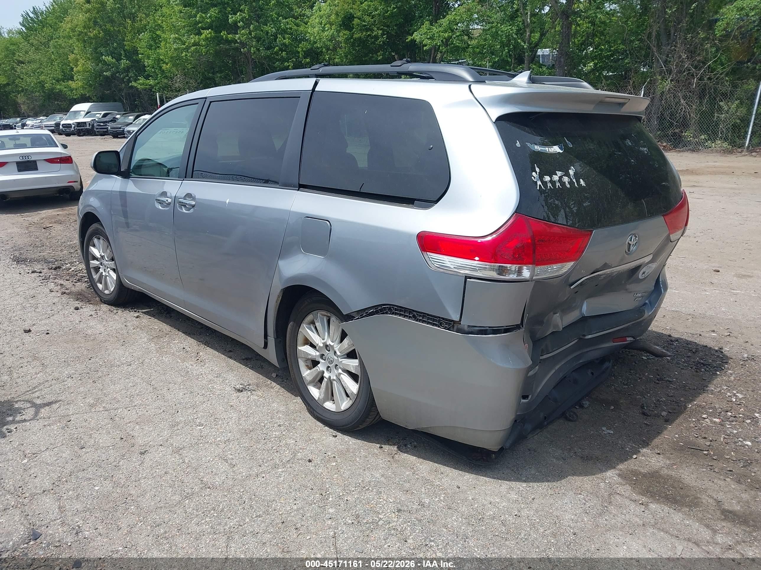 2011 Toyota Sienna Limited Silver vin: 5TDDK3DC0BS028172