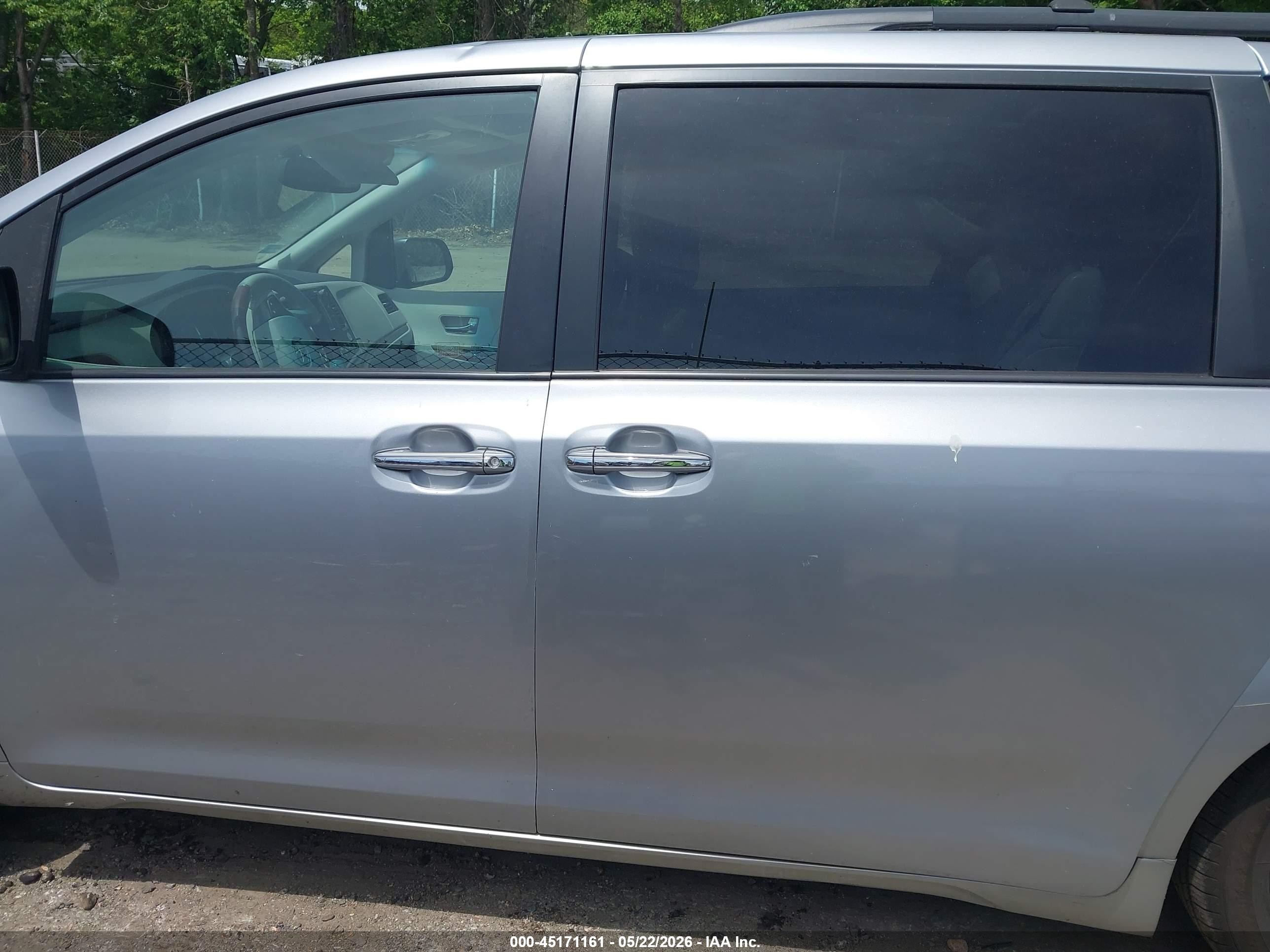 2011 Toyota Sienna Limited Silver vin: 5TDDK3DC0BS028172