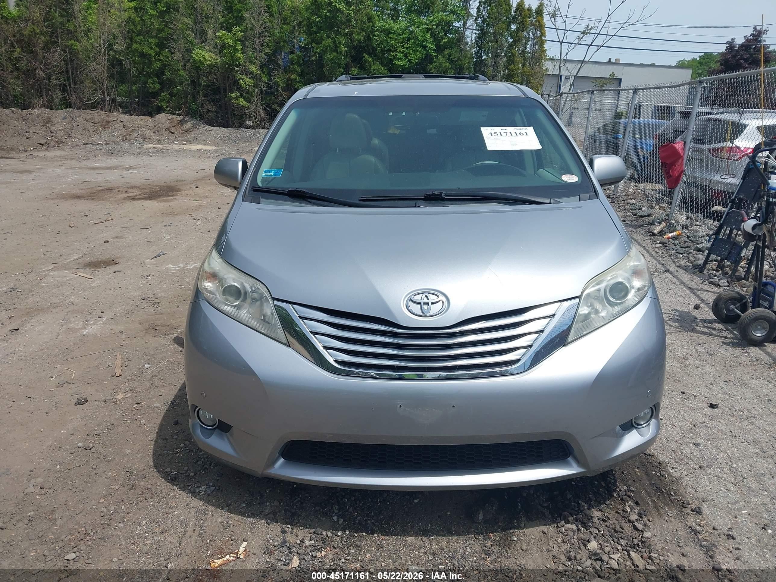 2011 Toyota Sienna Limited Silver vin: 5TDDK3DC0BS028172