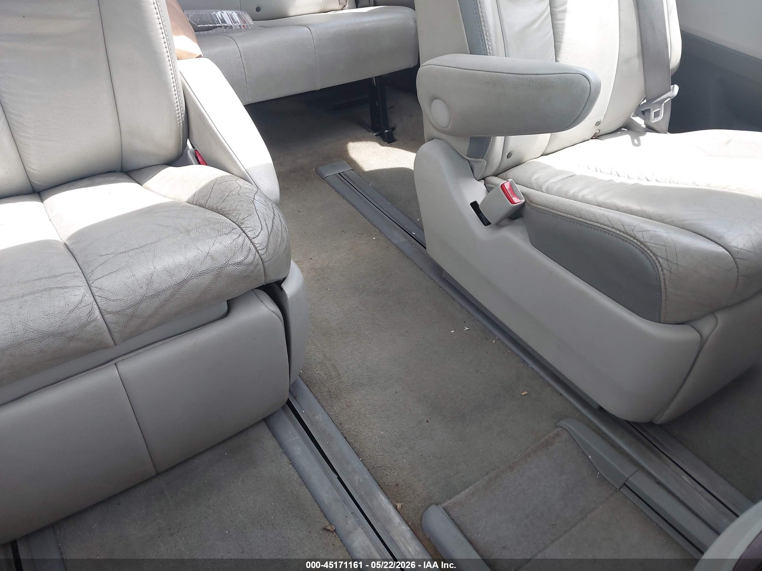 2011 Toyota Sienna Limited Silver vin: 5TDDK3DC0BS028172