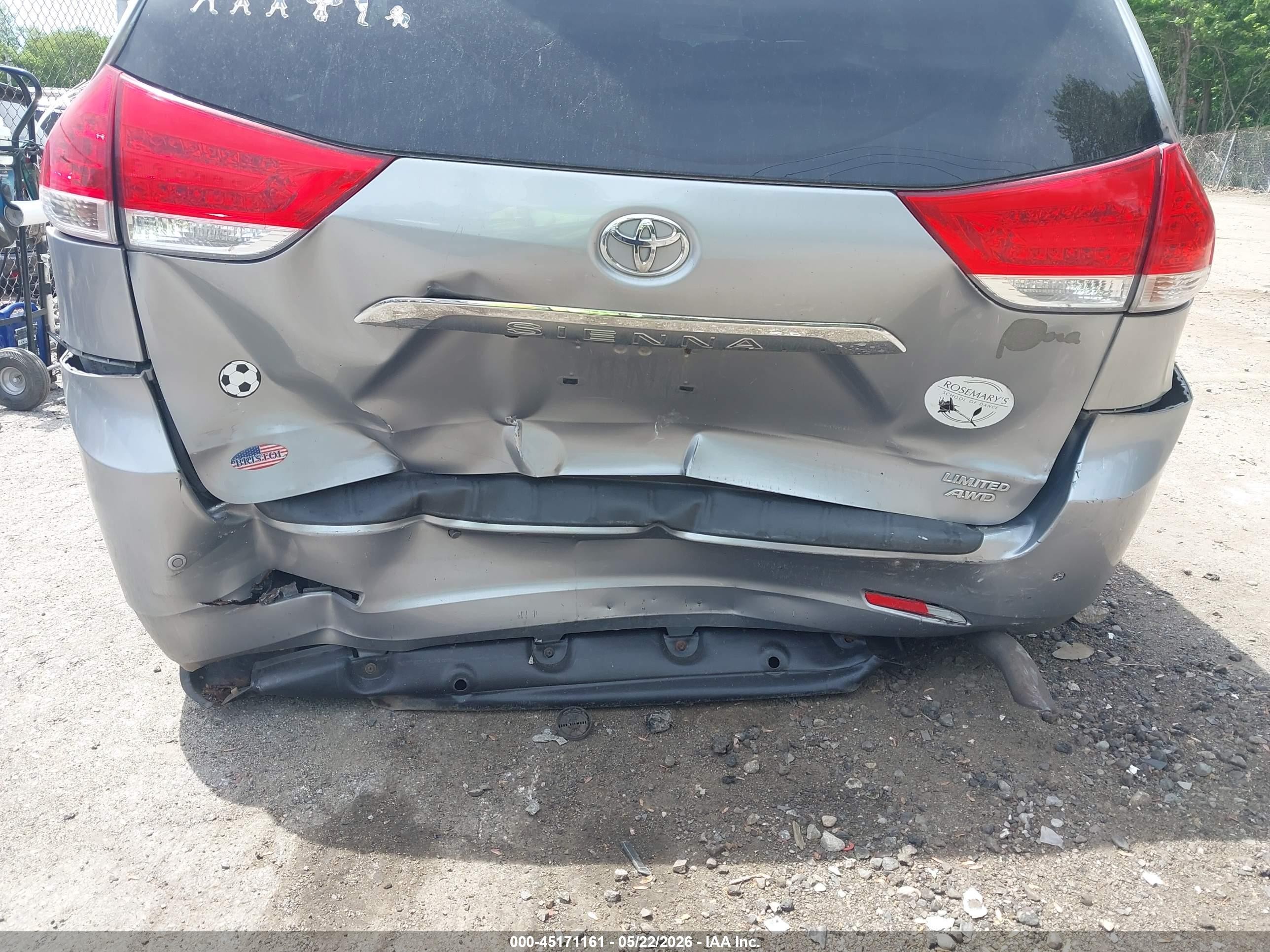 2011 Toyota Sienna Limited Silver vin: 5TDDK3DC0BS028172