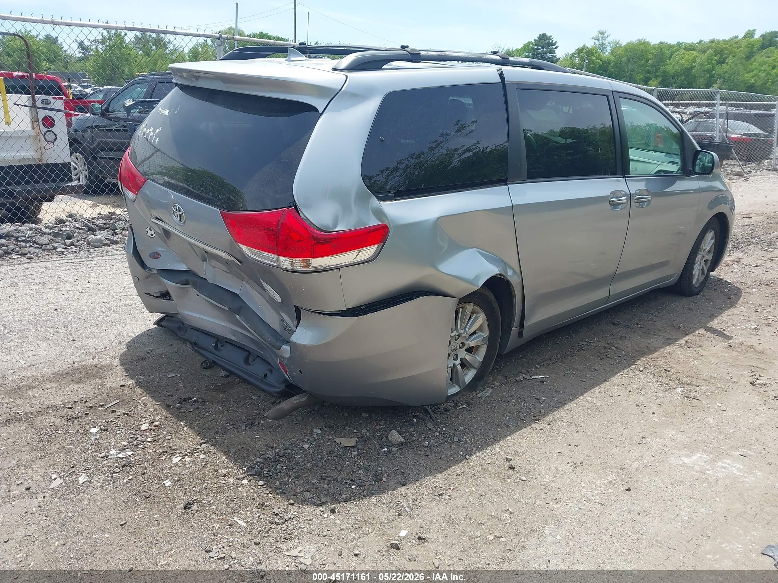 2011 Toyota Sienna Limited Silver vin: 5TDDK3DC0BS028172
